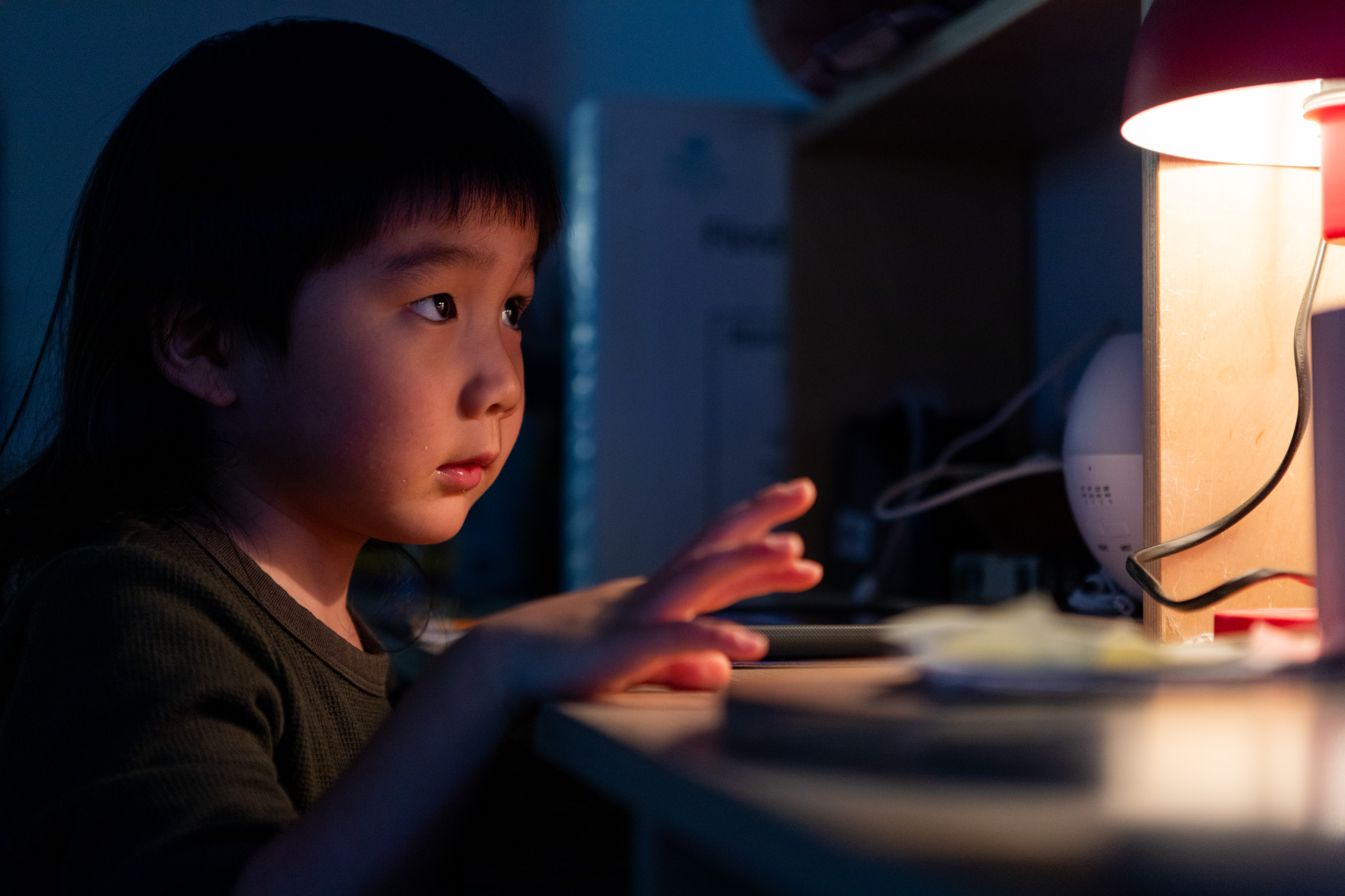 kid and lamp