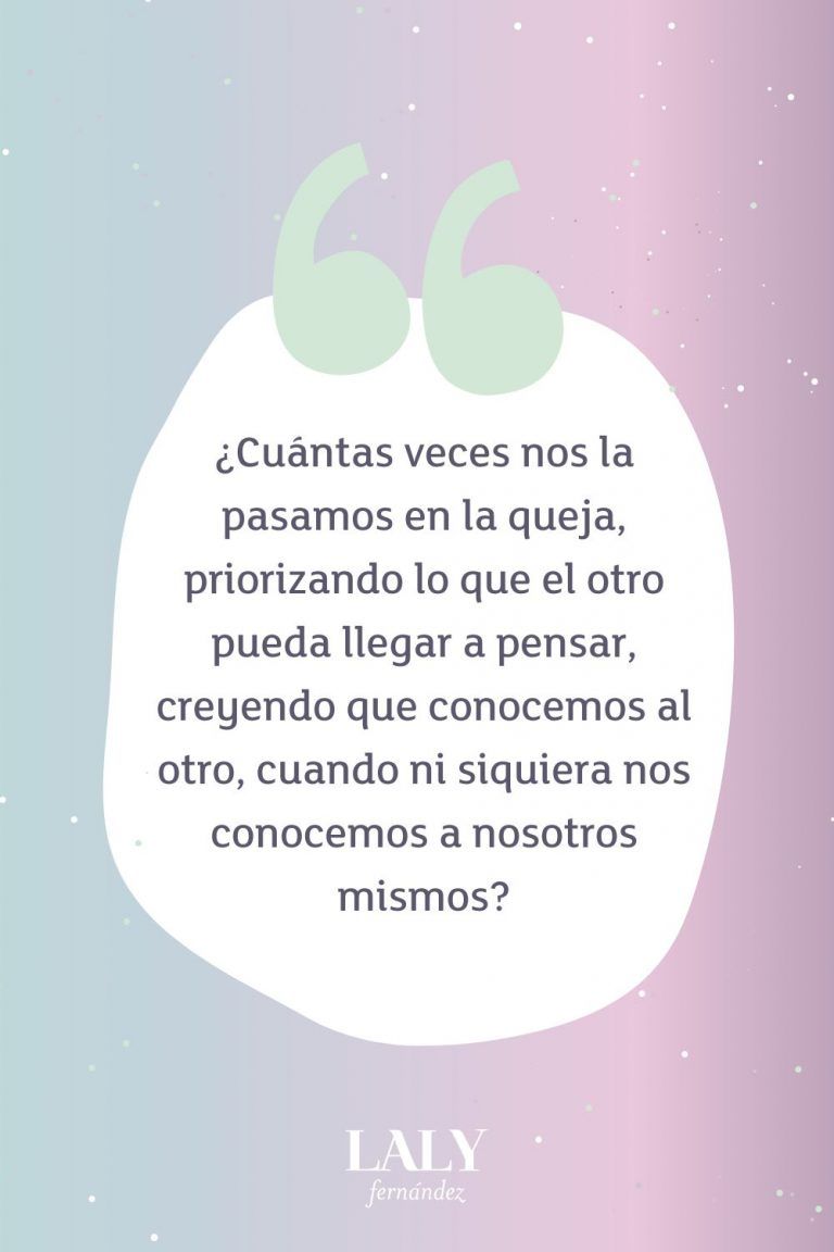 rase reflexiva sobre la queja y el autoconocimiento en fondo pastel, por Laly Fernández. rase reflexiva sobre la queja y el autoconocimiento en fondo pastel, por Laly Fernández.