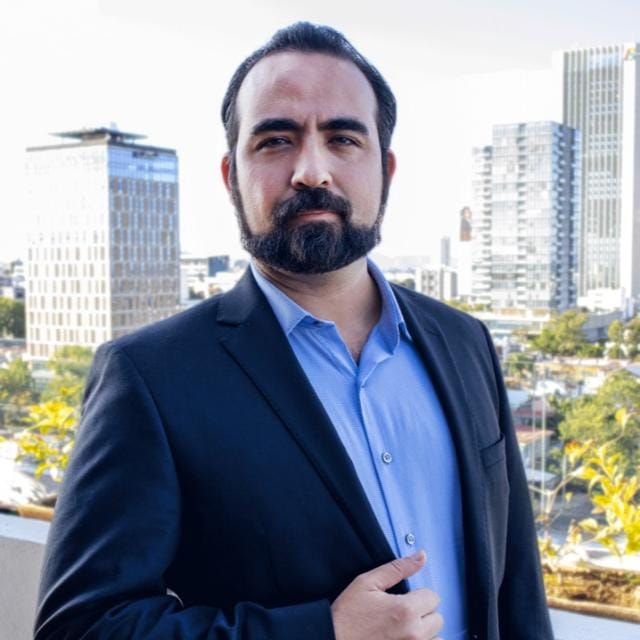 Profesionista, padre de familia y empresario apasionado por la plenitud, autenticidad y fiel creyente que el mundo puede ser un lugar mejor si todos sumamos y trabajamos en hacer bien y enserio lo que nos toca.