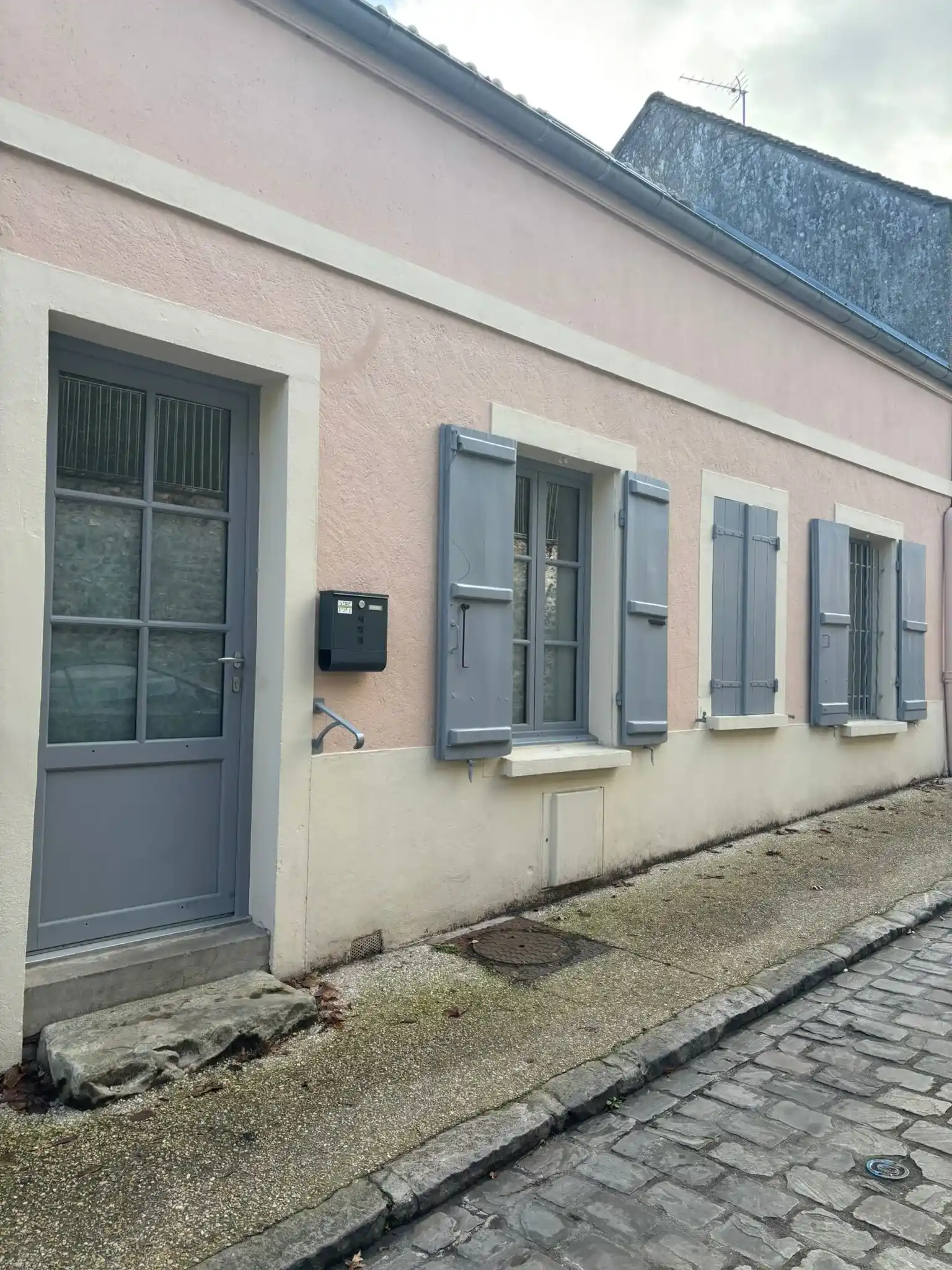 Maison ancienne centre-ville à louer à Montfort-l'Amaury