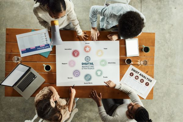Aprende cómo influir en las decisiones de compra de tus clientes aplicando técnicas de psicología y neuromarketing digital para aumentar las conversiones y mejorar los resultados de tus estrategias de ventas.
