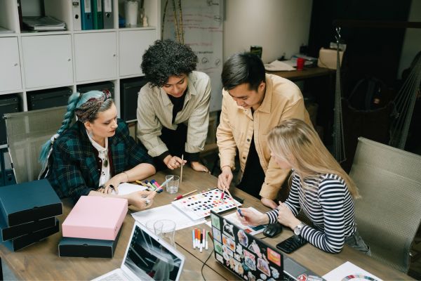 Aprende cómo mejorar la experiencia del usuario en tu estrategia digital para optimizar la conversión y fidelización de clientes. Implementa cambios en tu sitio web y redes sociales para obtener mejores resultados.