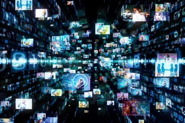 Aprovecha el poder del retargeting para recuperar clientes potenciales y aumentar las conversiones. Aprende a usar anuncios personalizados y segmentación avanzada para optimizar tu inversión en publicidad.