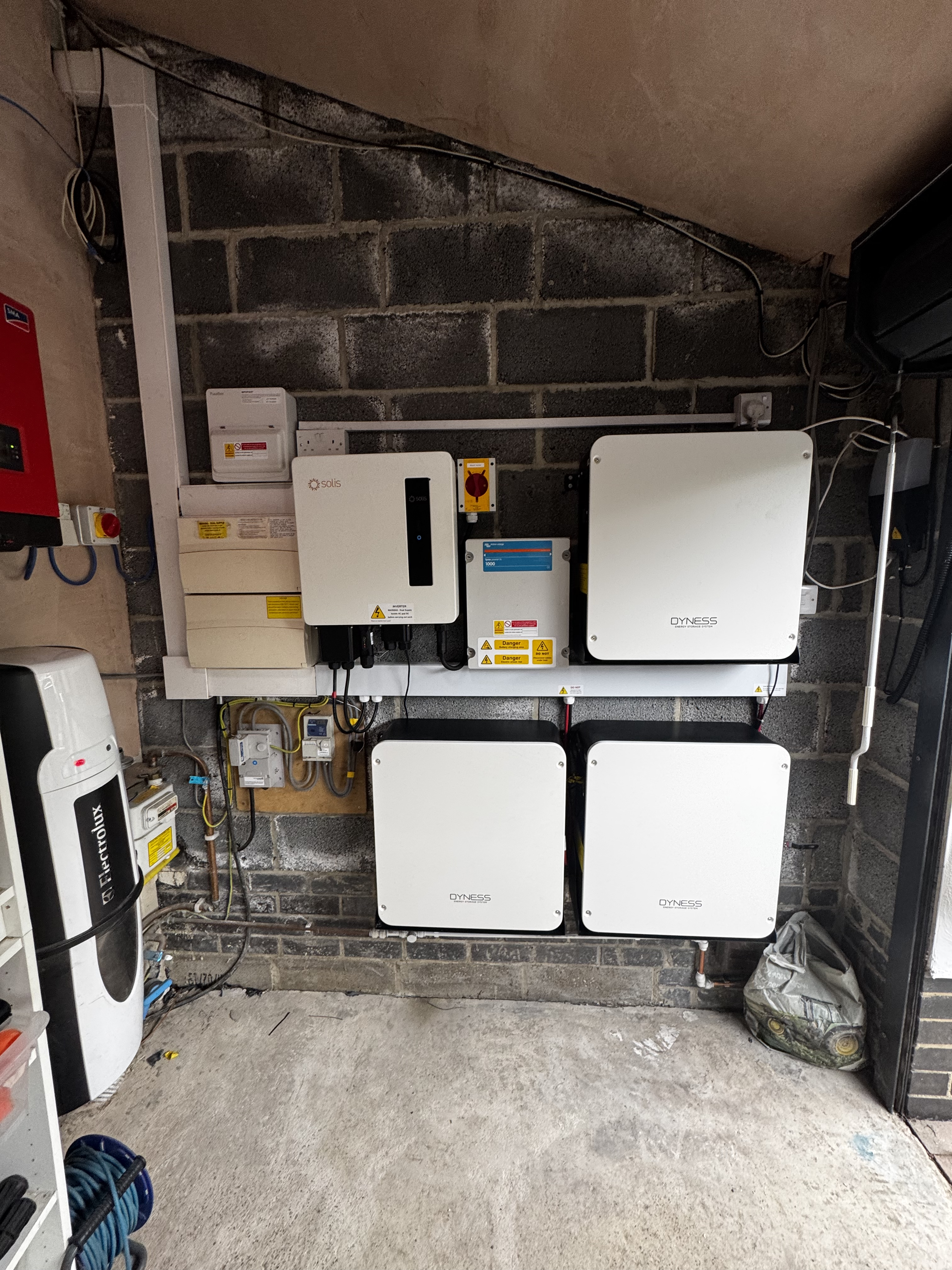 Home battery storage system with neatly installed conduit and wiring by Solar and Battery Company.com in Nottingham, Leicester and Derby Home battery storage system with neatly installed conduit and wiring by Solar and Battery Company.com in Nottingham, Leicester and Derby