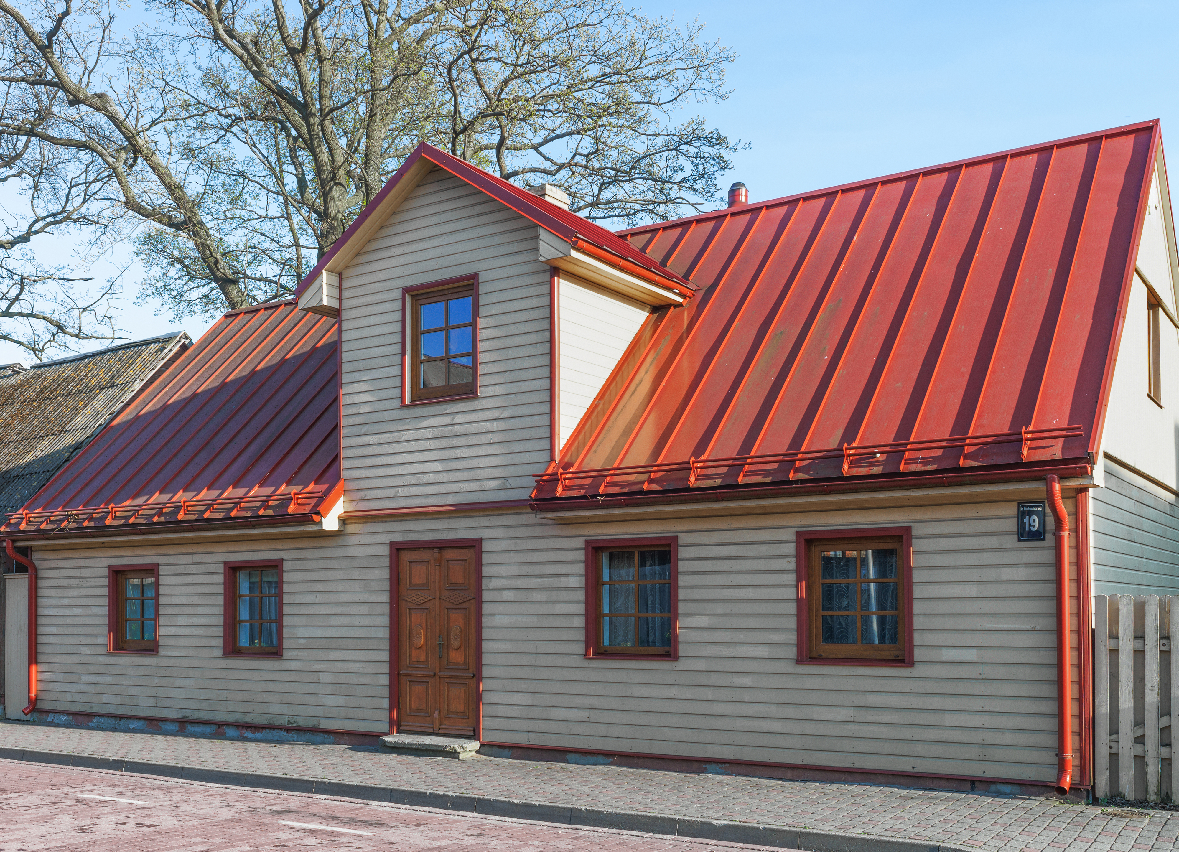 Painting a Tin Roof – Guide to Revamp Your Roofing
