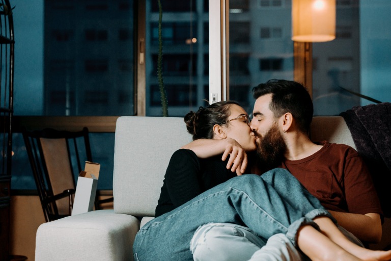 Pareja apartando tiempo para estar juntos