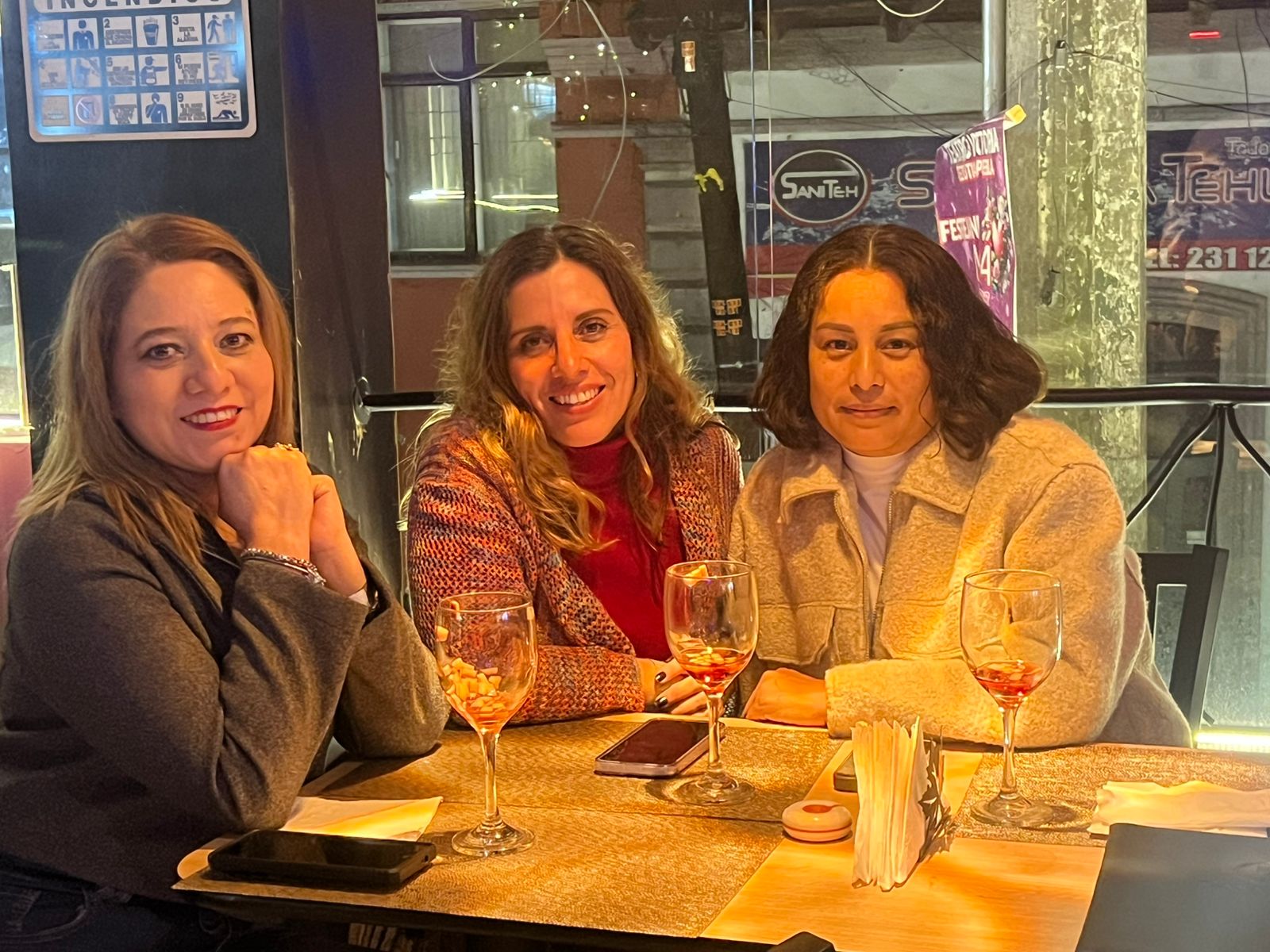 Invitados disfrutando en Casa Mina
