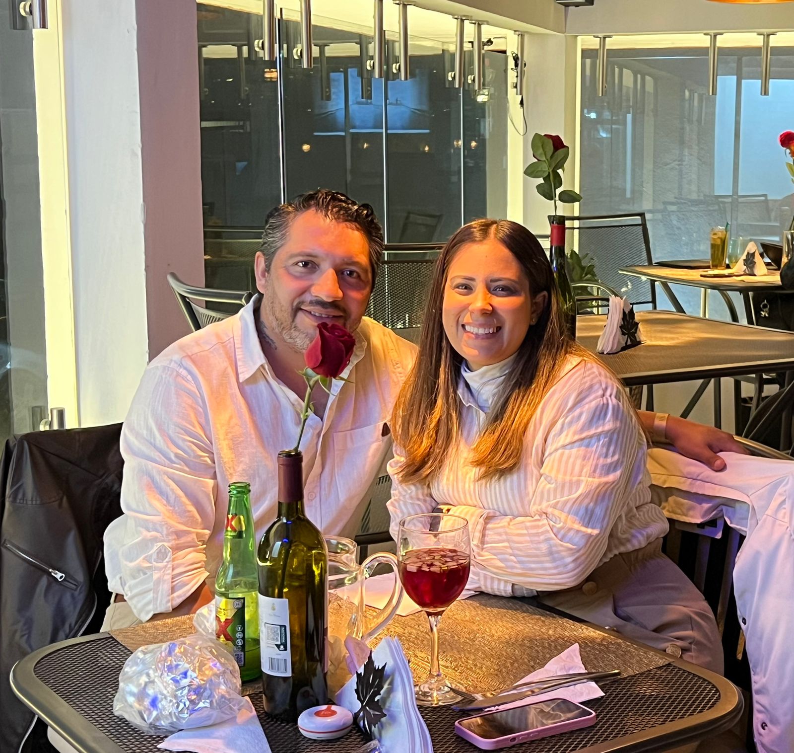 Pareja en una cena romántica en Casa Mina