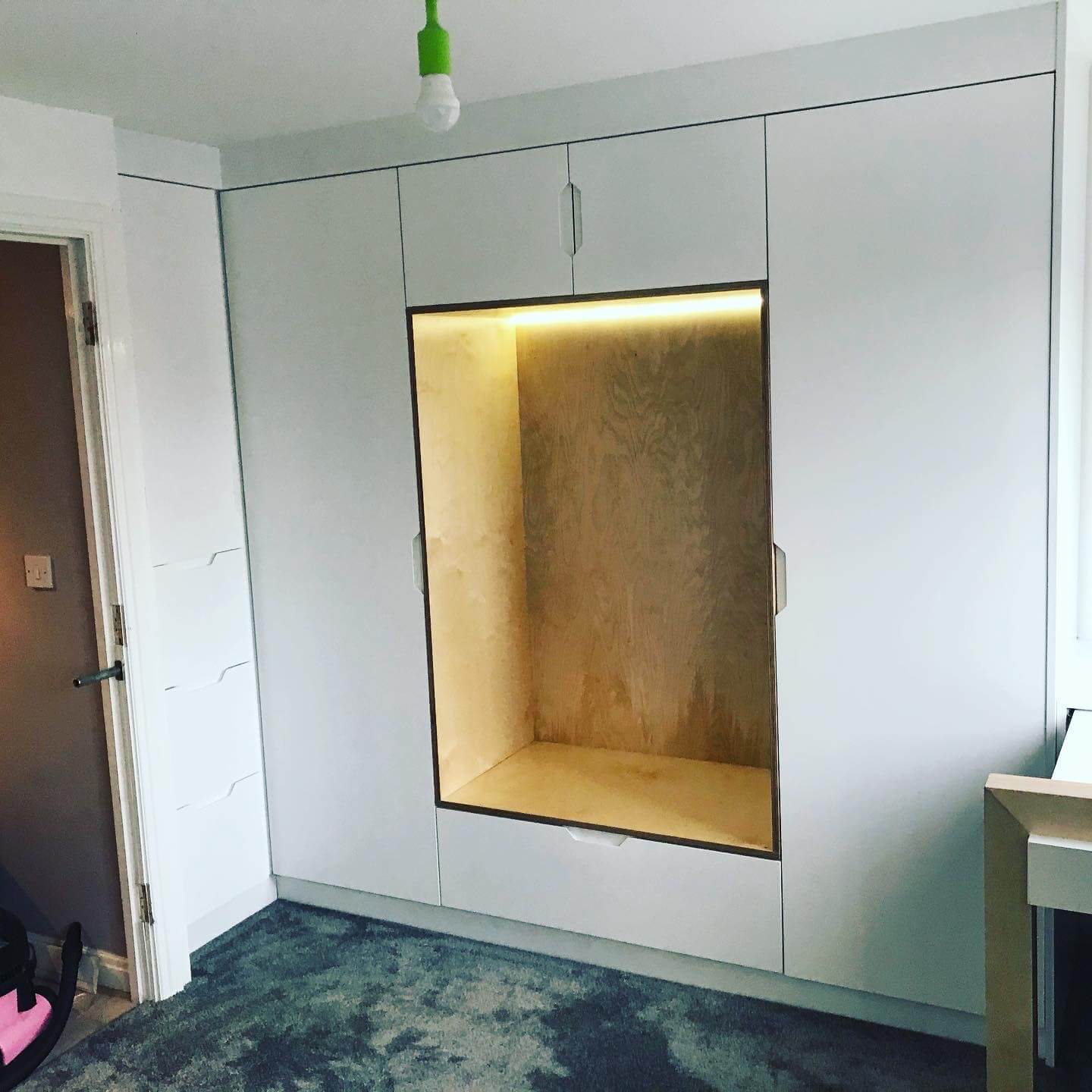 Fitted bedroom wardrobe with reading nook Fitted bedroom wardrobe with reading nook