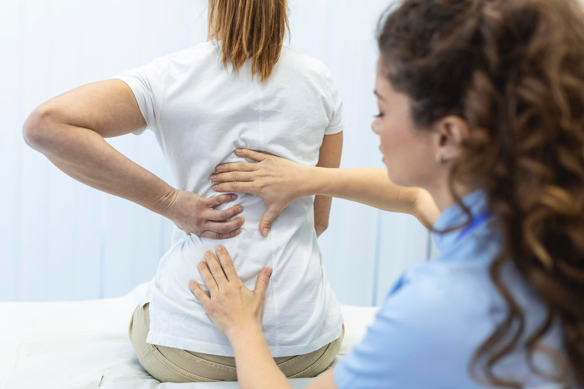 5 Αιτίες πόνου στη μέση & πώς μπορεί να βοηθήσει η φυσιοθεραπεία