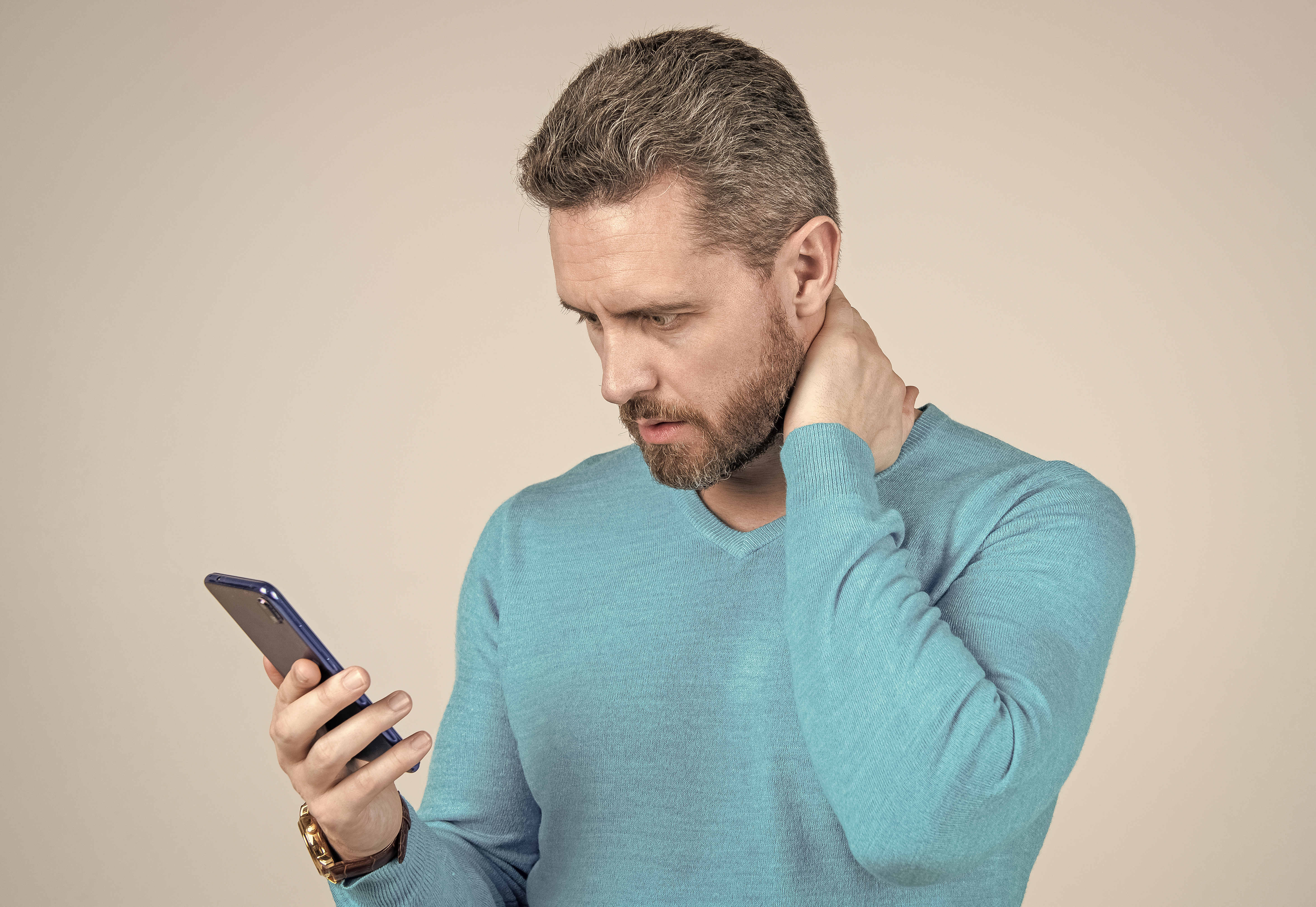 Tech Neck: Το σύνδρομο που σχετίζεται με την τεχνολογία