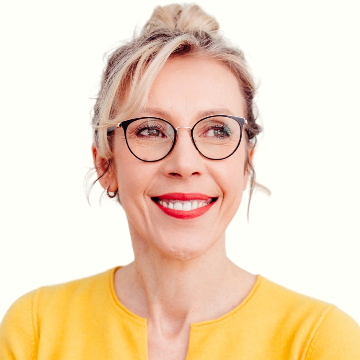 Ich bin Anna Toklu – Kommunikationsstrategin mit 20 Jahren Erfahrung im Marketing. Heute nutze ich Künstliche Intelligenz, um Expert:innen dabei zu unterstützen, ihr fachliches Profil für LinkedIn und darüber hinaus zu schärfen. Mein Ziel: Klare Experten-Identität statt generischer Auftritt und Inhalte, die Entscheider:innen überzeugen. Was mich antreibt? Mein Respekt für tiefe Expertise und der Wunsch, sie sichtbar zu machen.