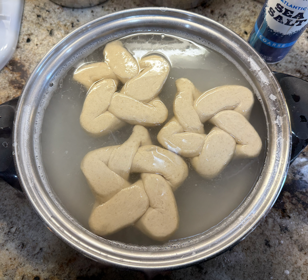 Sourdough Living, boiling star-shaped sourdough pretzels Sourdough Living, boiling star-shaped sourdough pretzels