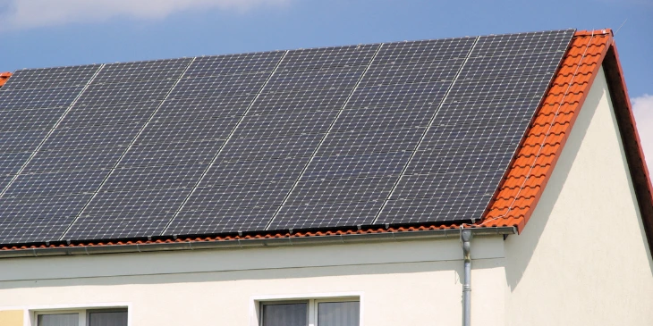 A house with many monocrytalline solar panels fitted