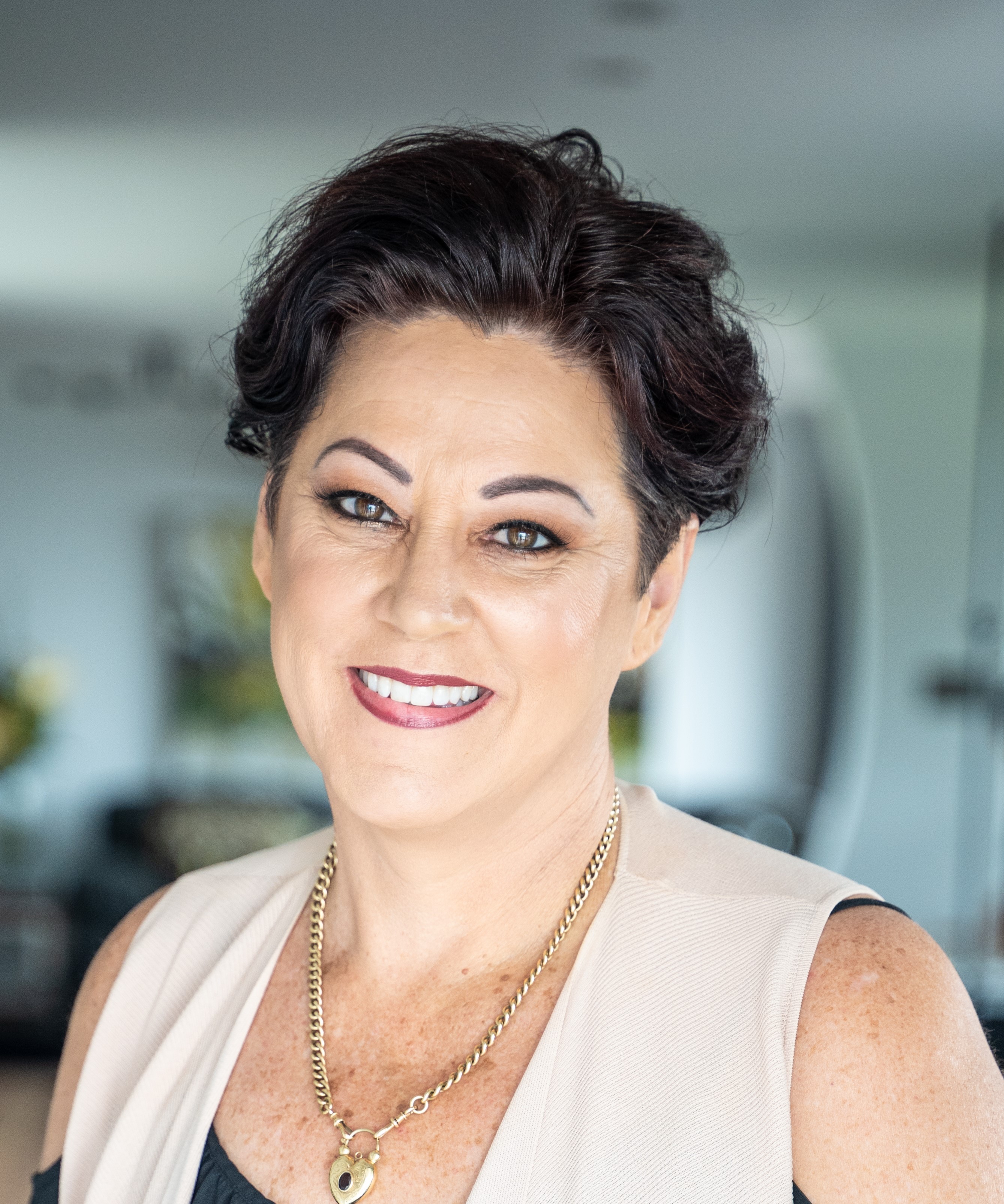 Fiona May Steddy is the founder of Women On Transition.  Fiona has coached over 20,000 women to transform their lives and move on after separation of divorce.
