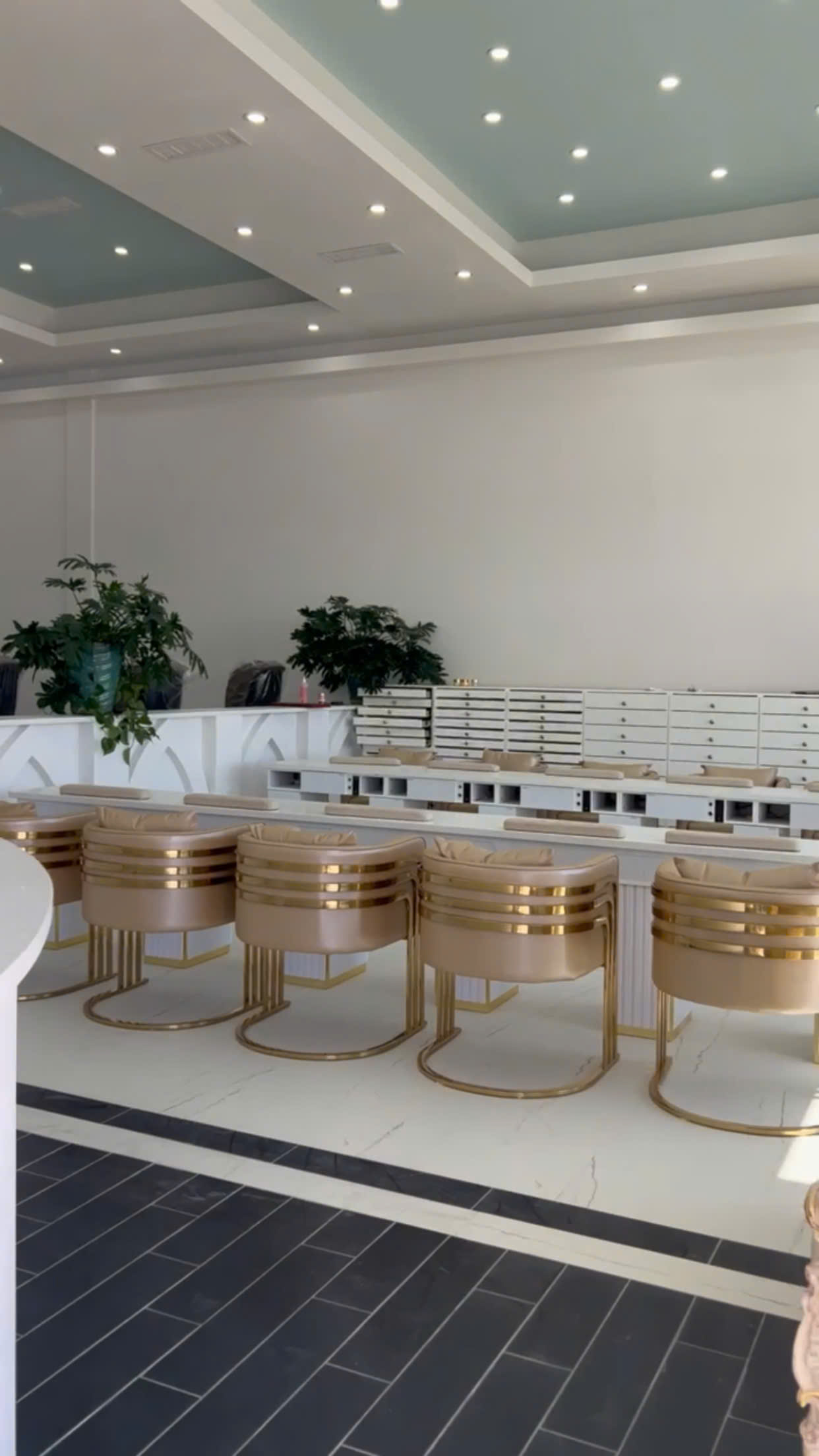  Nail & Bar – design 2