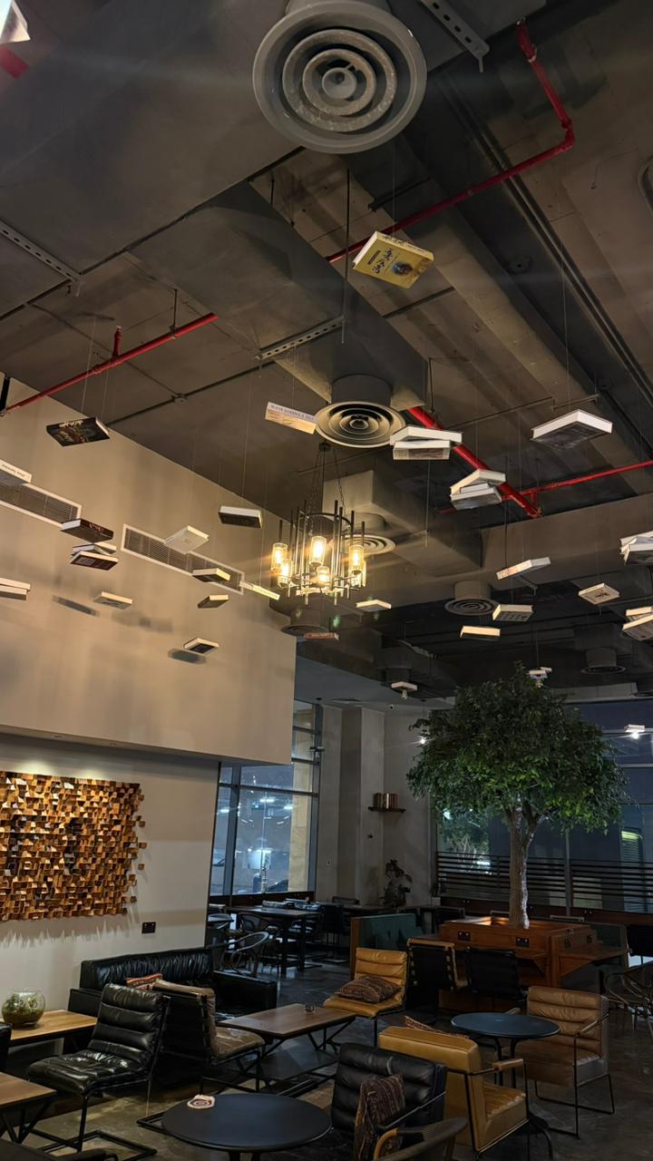 مكتبة الكتب الطائرة