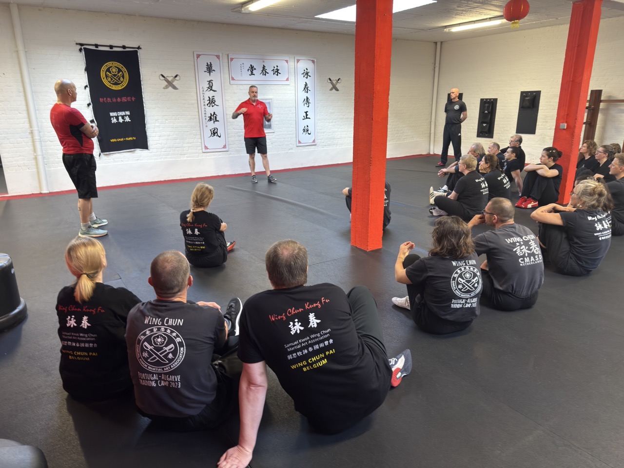 Sifu Lee Upton legt een verdedigingstechniek uit aan de studenten van Wing Chun Pai.