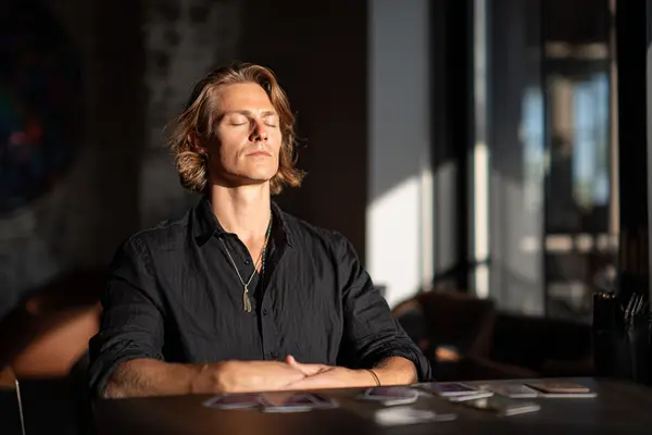 Bridge player practicing mental visualization and resilience training techniques before tournament