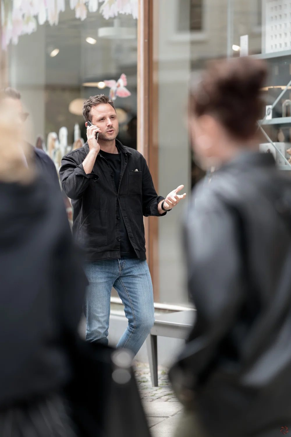 bild när Dominque promenerar med en telefon i handen bild när Dominque promenerar med en telefon i handen