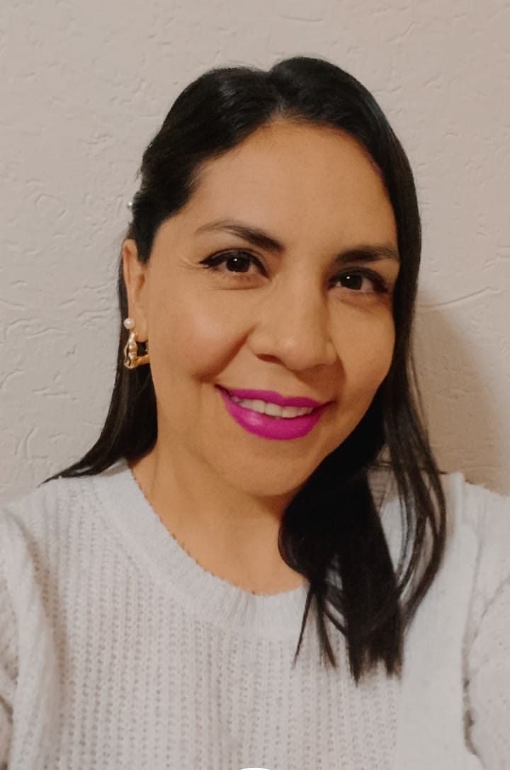 Con más de 10 años de experiencia en el ámbito educativo y consulta privada, ayuda a adolescentes y adultos a alcanzar el bienestar emocional a través de un enfoque profesional y personalizado.