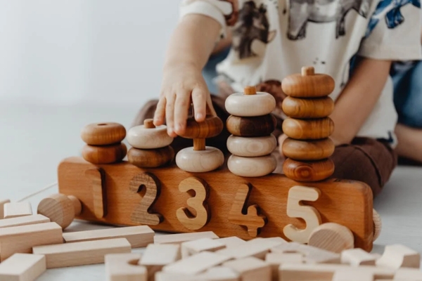 Children playing with blocks - what makes a high quality preschool program