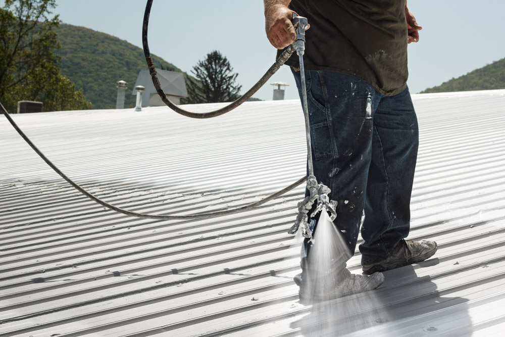 Tim Spraying Metal Roof Coating