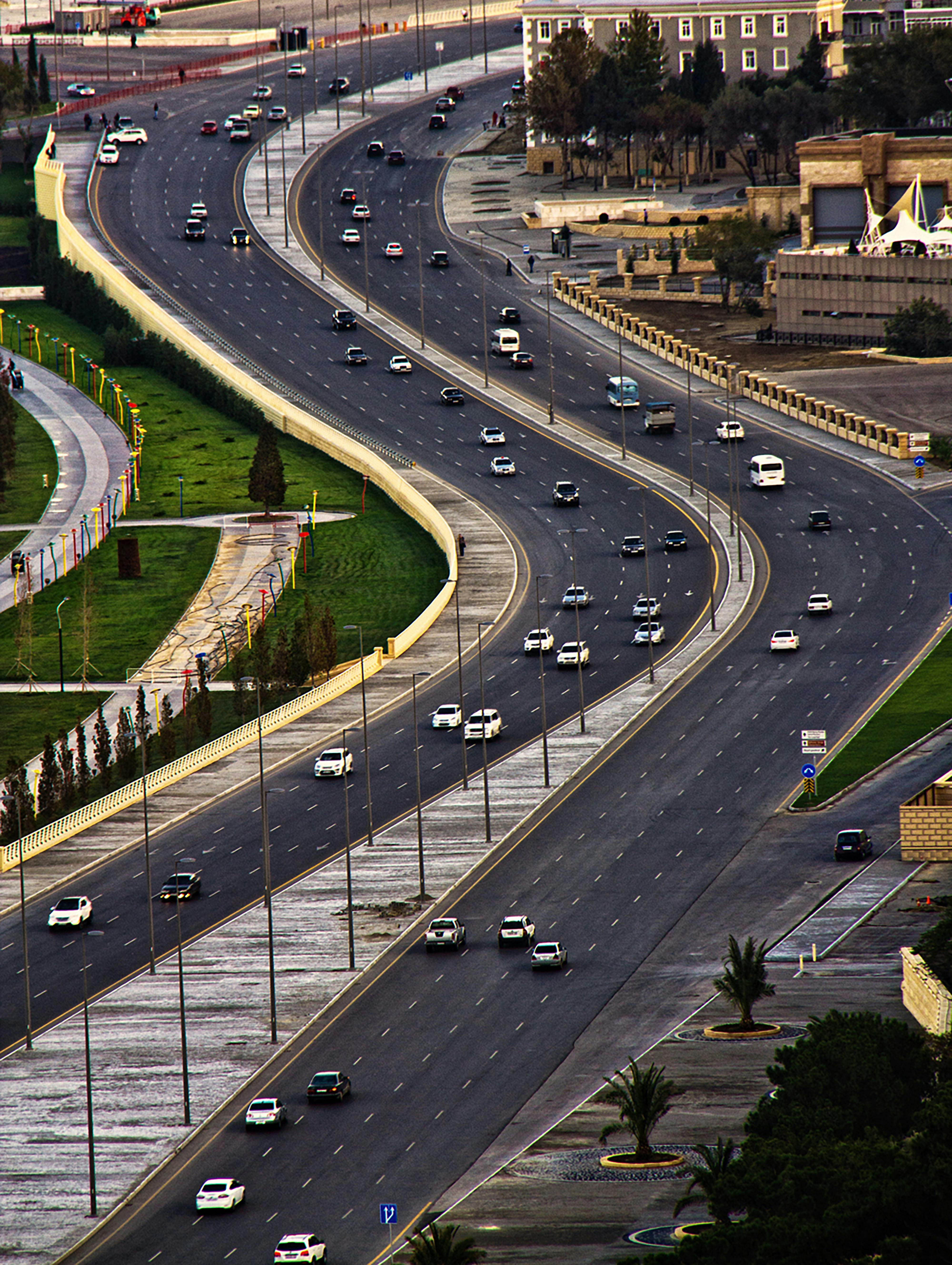 traffic-on-a-winding-multi-lane-road-through-the-city