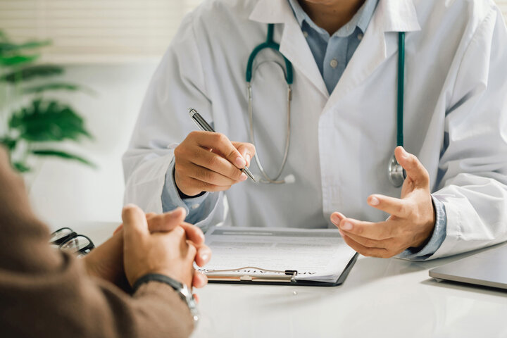 Doctor explaining a diagnosis to a patient, representing how labels like autism are assigned within the medical model despite lacking biological proof of disorder. Doctor explaining a diagnosis to a patient, representing how labels like autism are assigned within the medical model despite lacking biological proof of disorder.