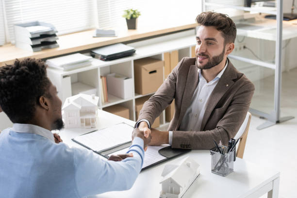 Handshake between insurance agent and client, representing excellent service and customer satisfaction in life and health insurance.