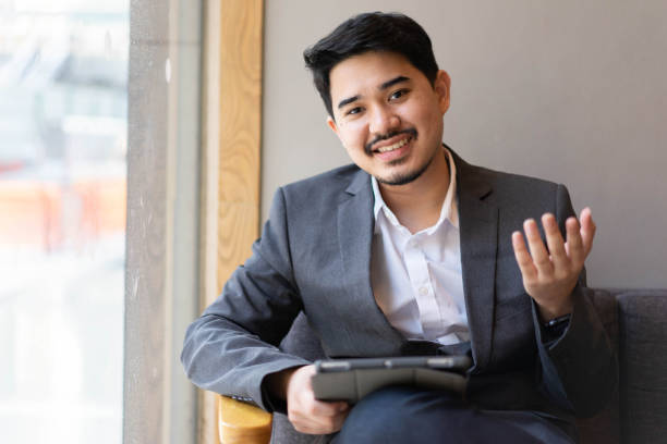 "Professional insurance agent at work, using a computer and communicating with clients. Representing the competence and dedication required for a successful insurance agent position."