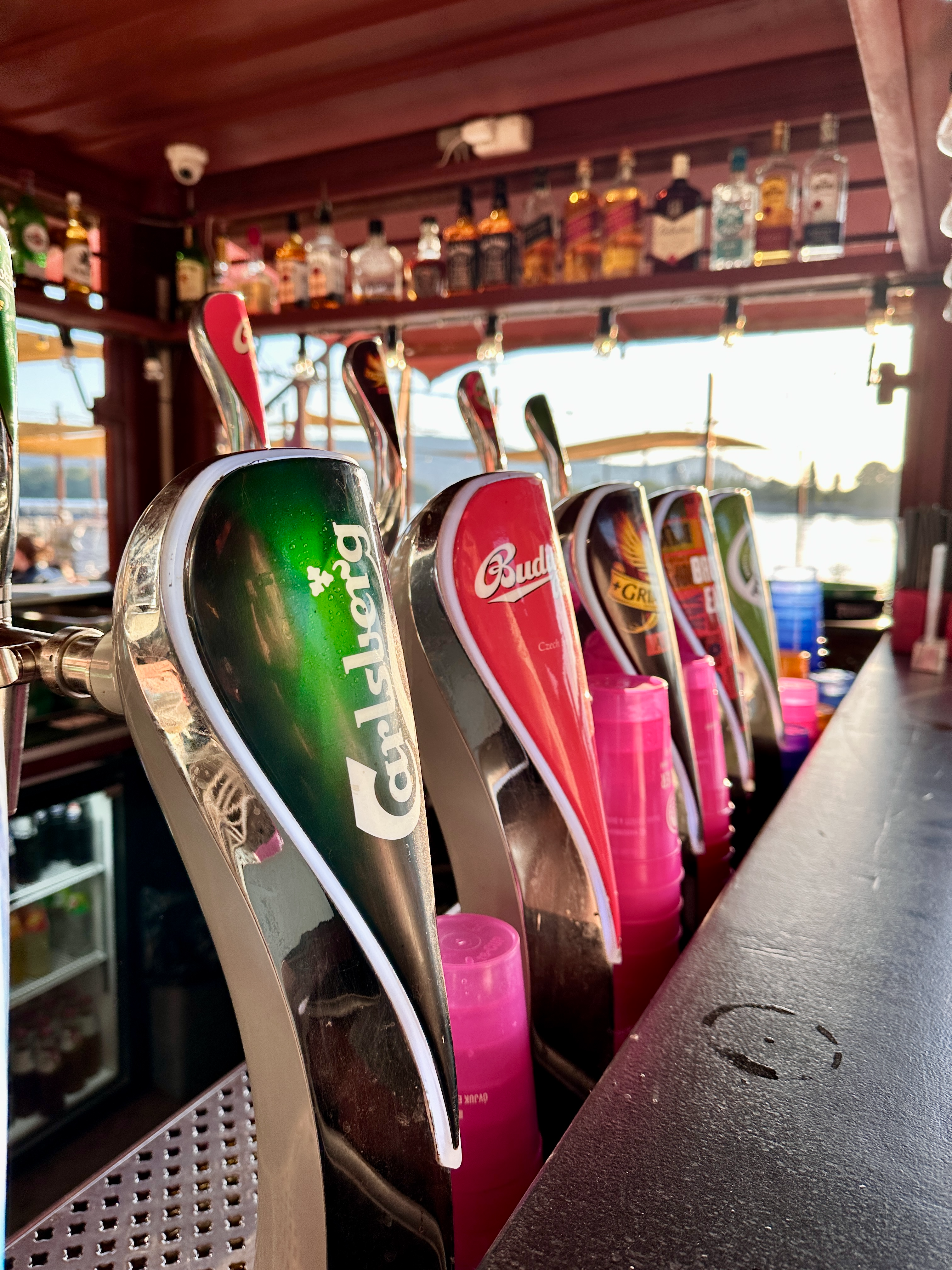 Carlsberg sör Budapesten – dán klasszikus pohárban, korsóban és kancsóban a Duna-parton