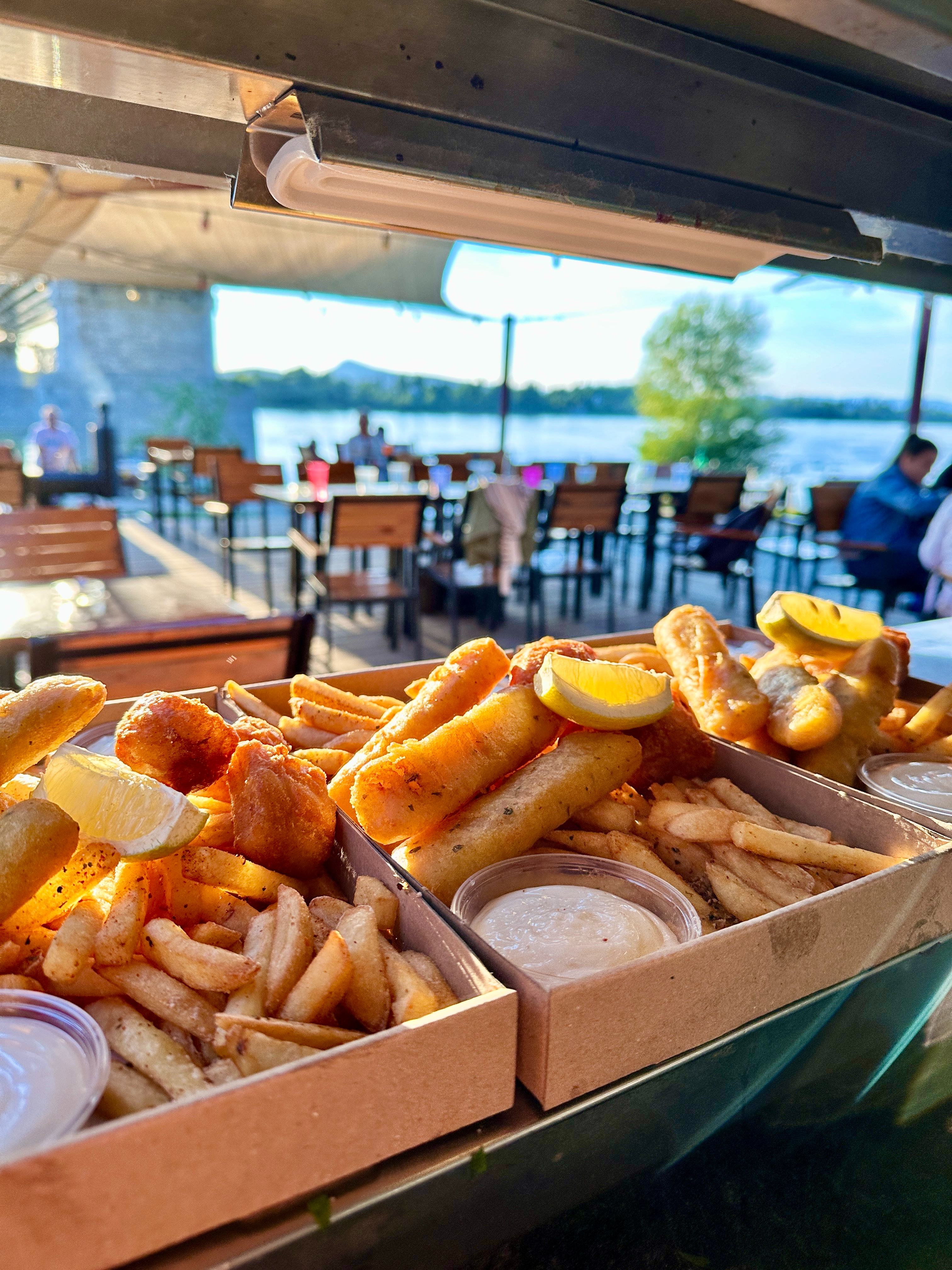 Fish & Chips Budapesten brit klasszikus tőkehalfalat remuládszósz édesburgonya Wasser Budapest