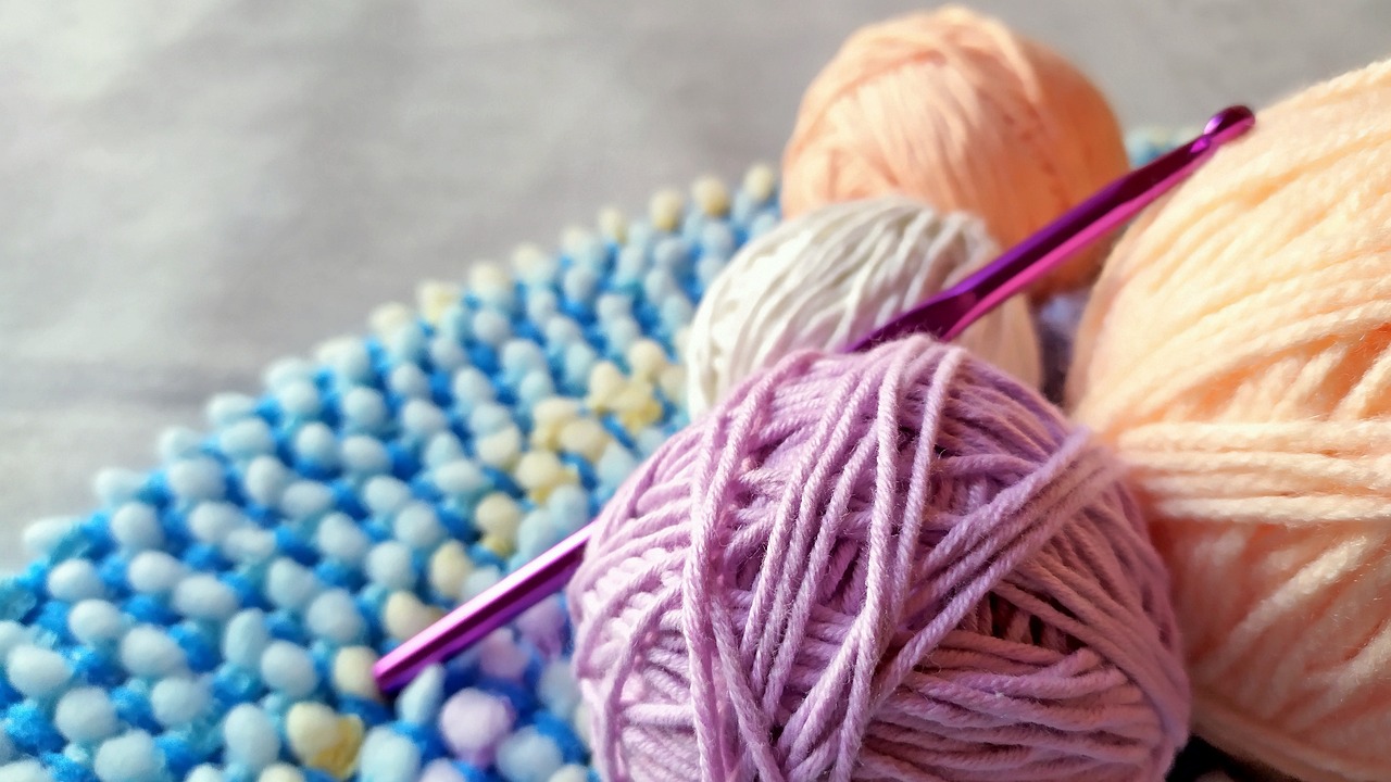 knitting needles and multicolor yarns