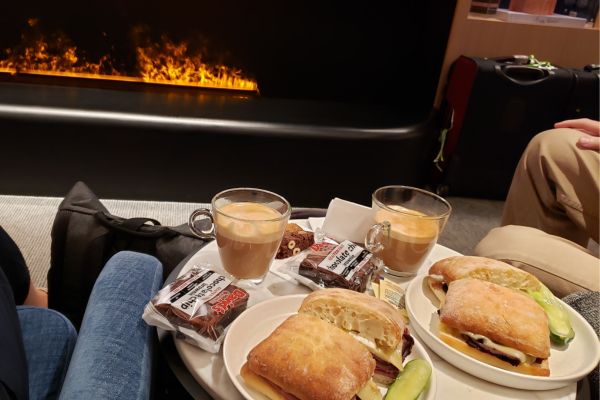 Used airport lounge credit cards to get priority pass for free