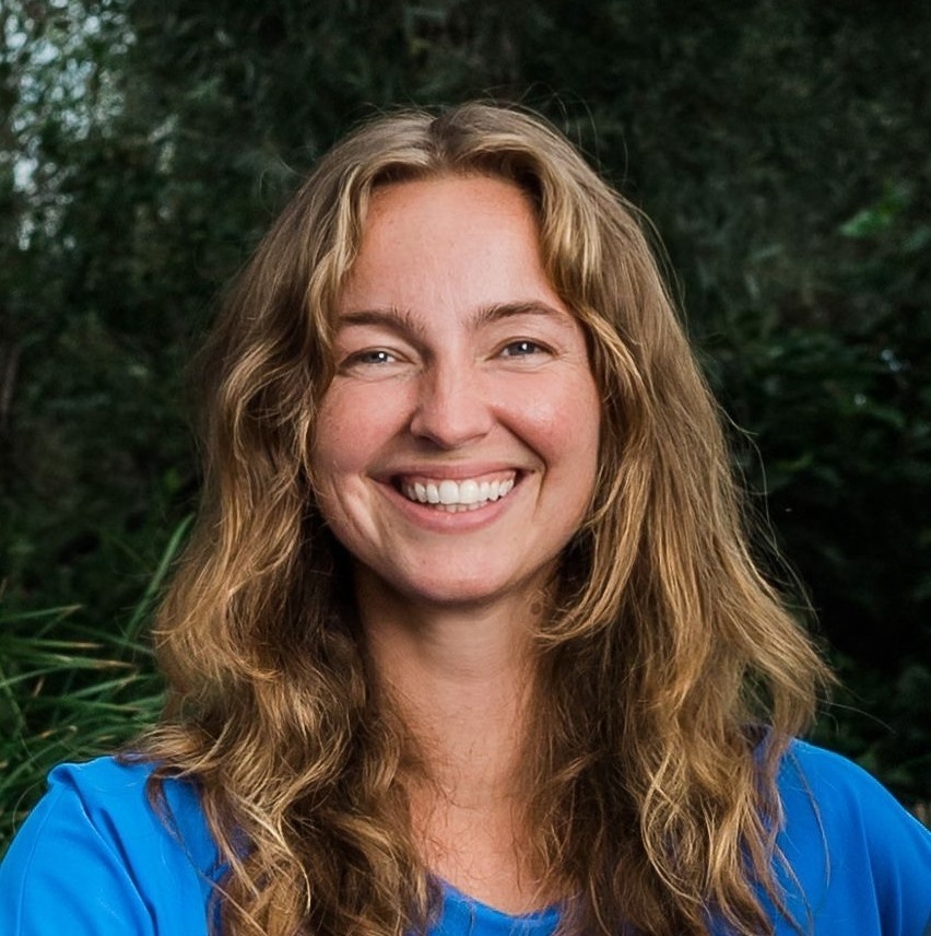 Anna Zeven is mede-oprichter van de Army of Love en Ozonproducten.nl. Anna is al jaren bezig op het gebied van bewustwording en gezondheid. Zo scheef zij het boek 'Het nieuwe eten' waarin je allerlei gezonde, vegetarische en veganische gerechten kan vinden. 