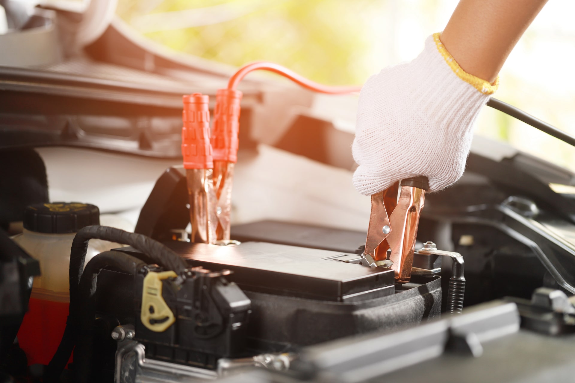 Technicien effectuant un démarrage de batterie sécuritaire pour l’ECU à Laval