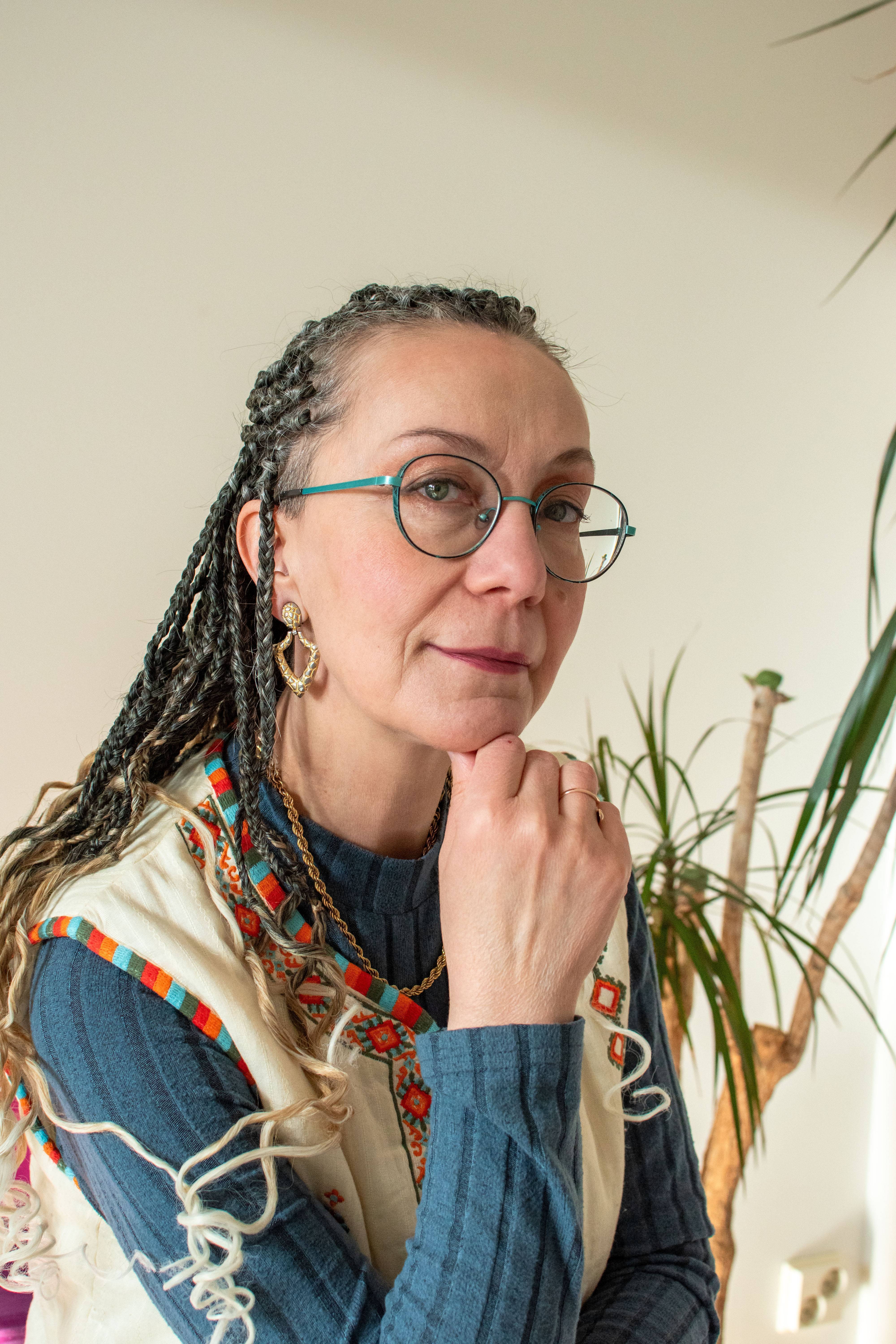 I’m Merle – the founder and guide of Creative Transformation (Loov Muutumine).

I’m here for those who don’t seek quick fixes or answers from the outside, but instead long to listen – to their body, emotions, and inner wisdom.