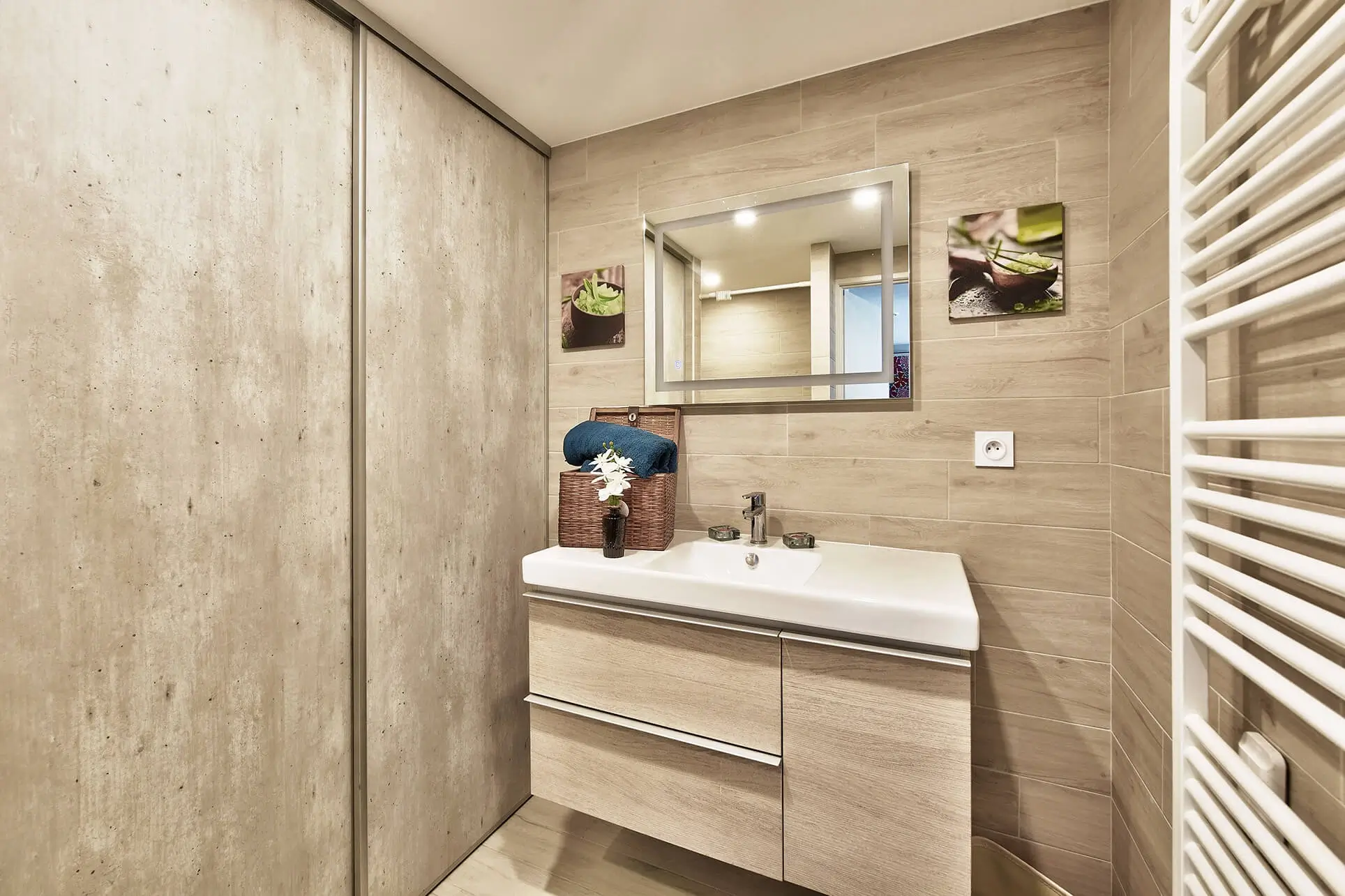 Salle de bain avec miroir éteint