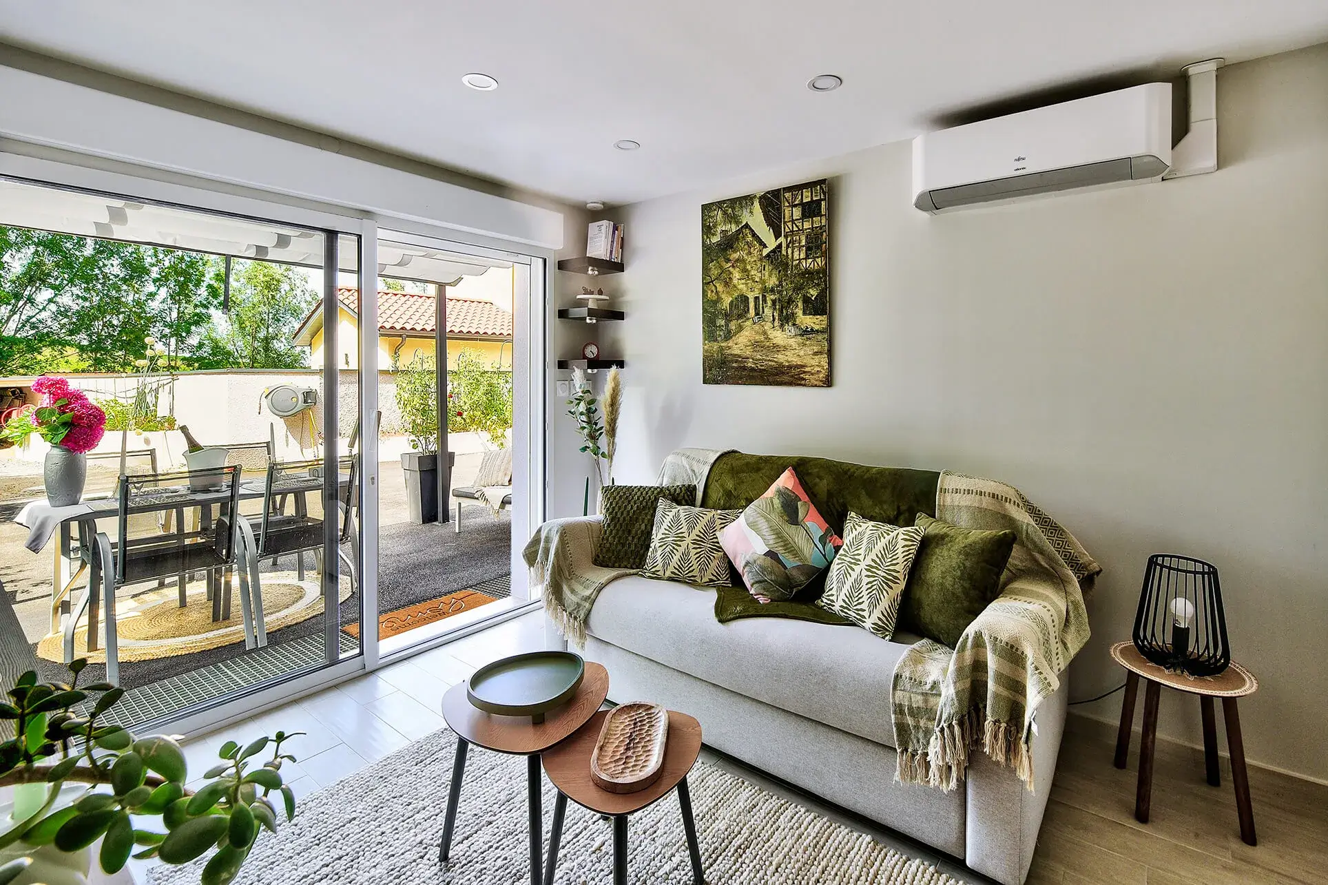 Salon avec canapé et climatisation