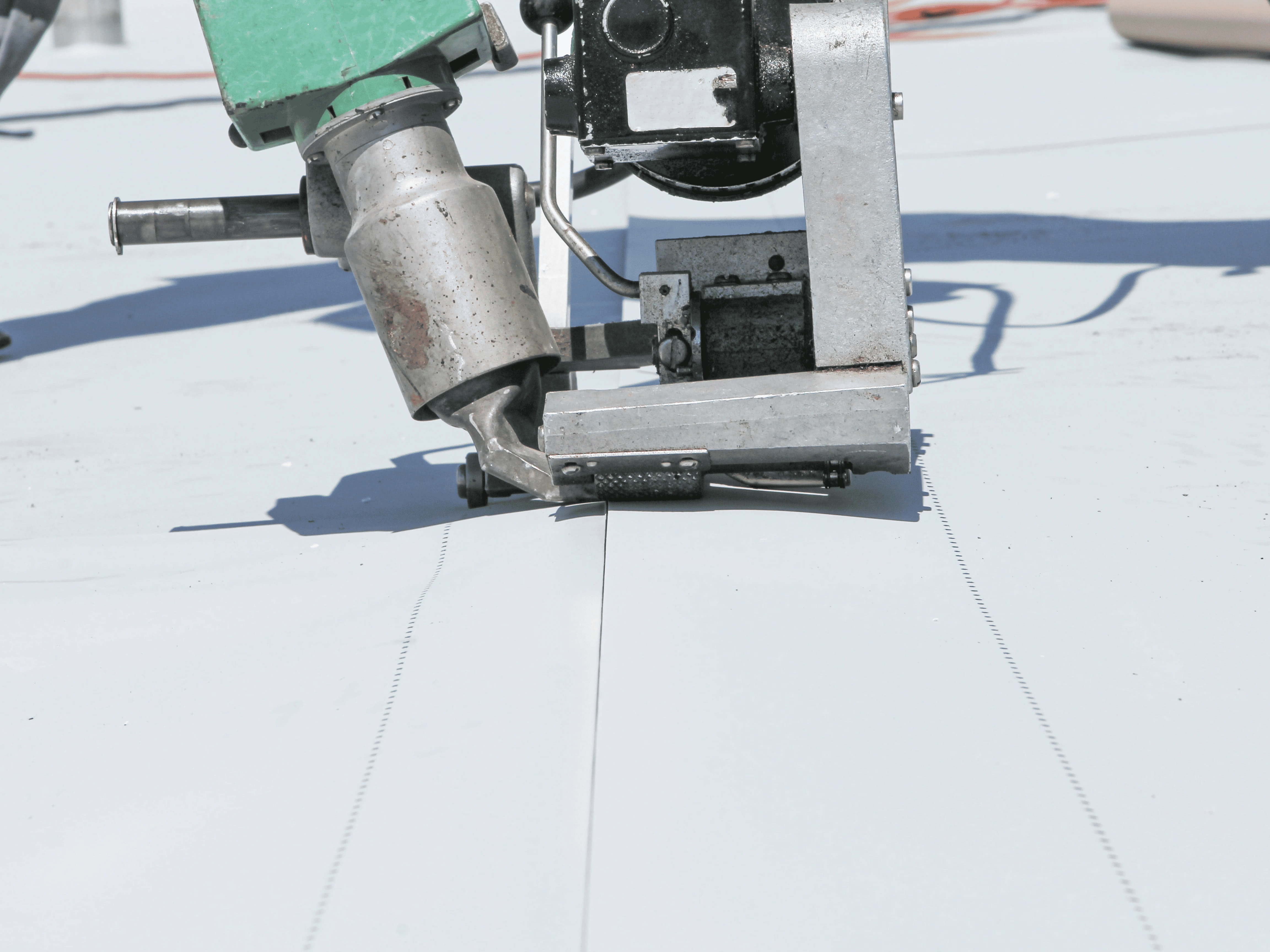 Focused shot during a Flat Roofs process