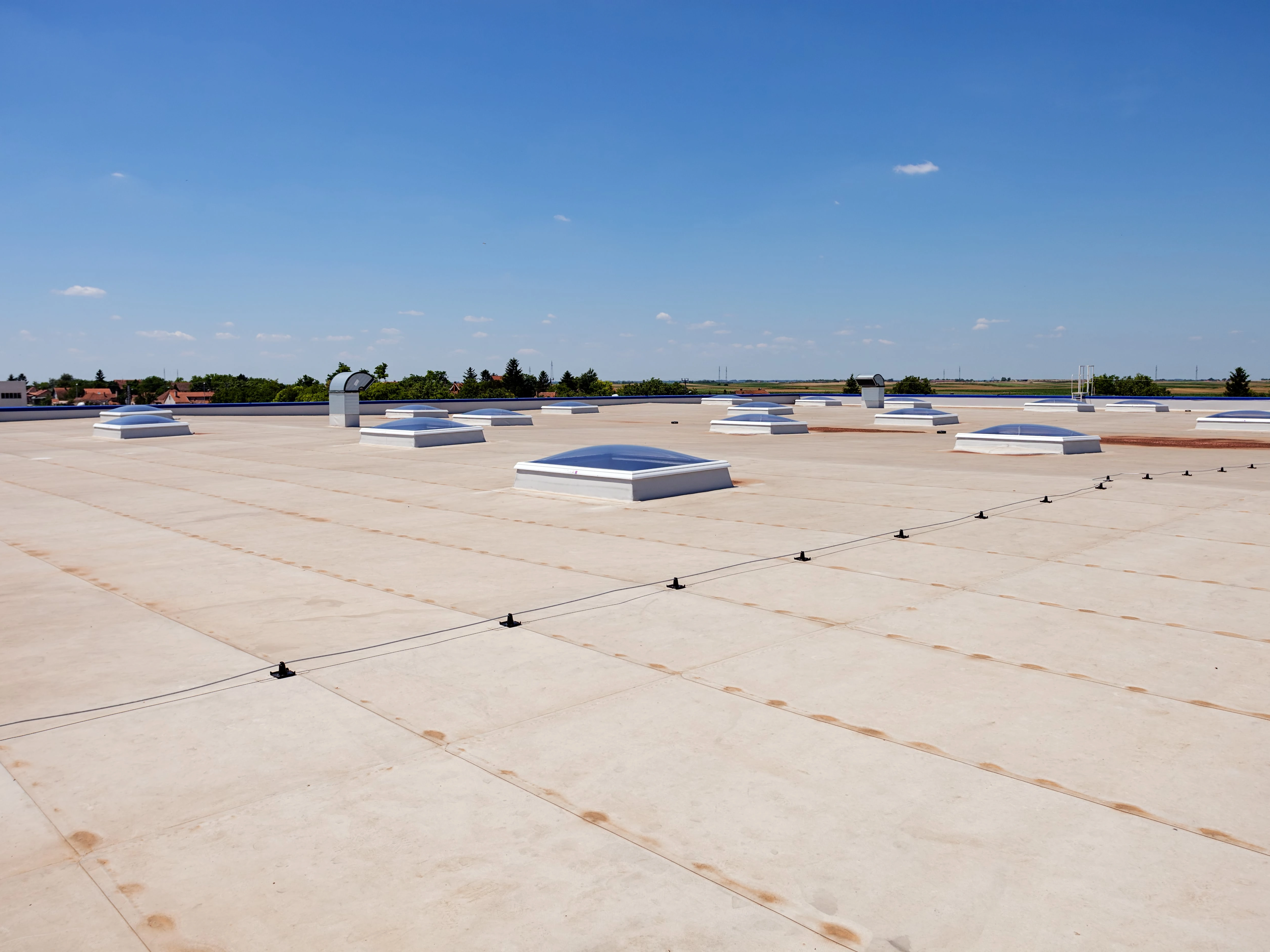 Focused shot during a Flat Roofs process