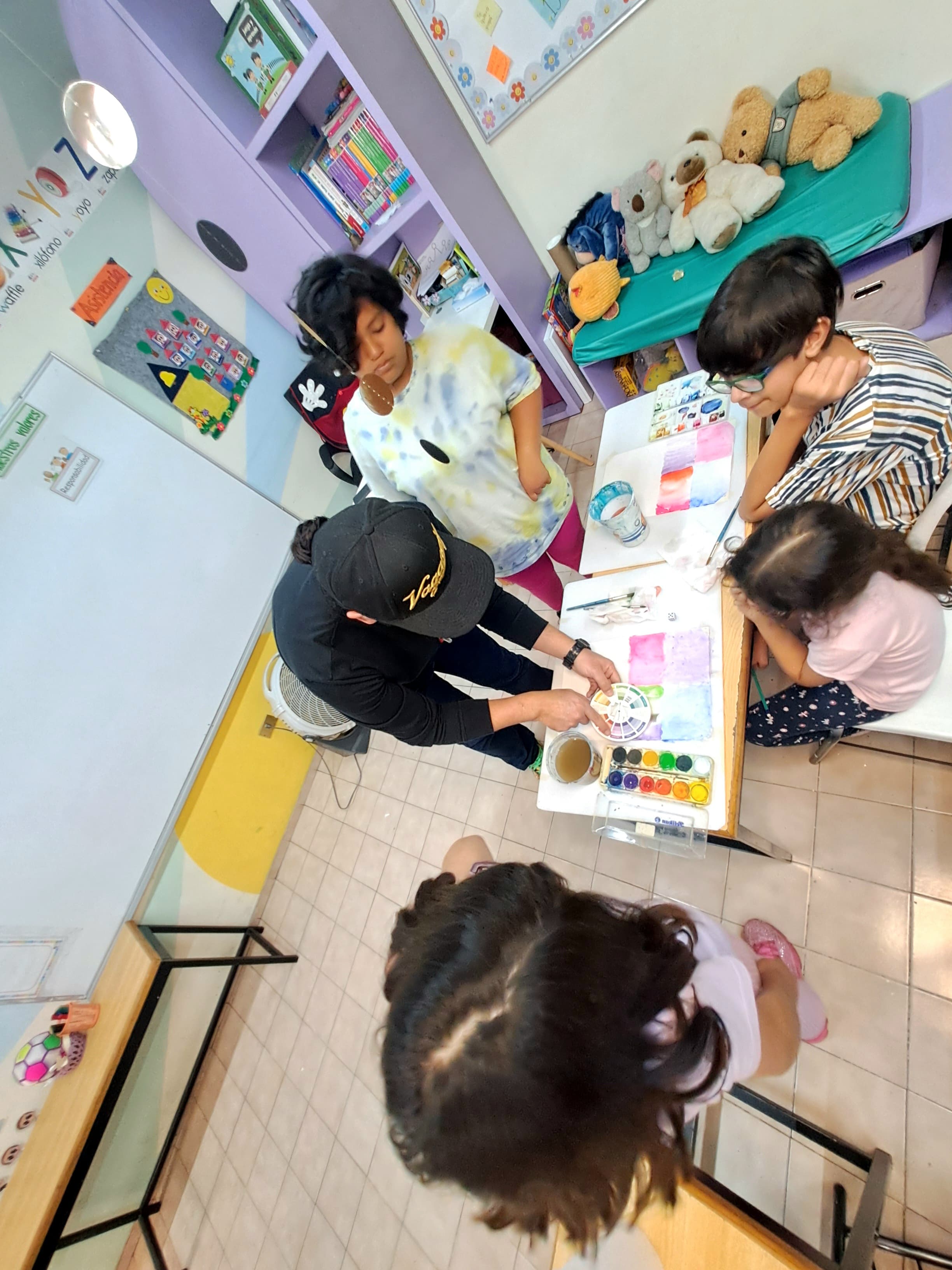 alumnos de canicarte aprenden tecnicas basicas de acuarela y color