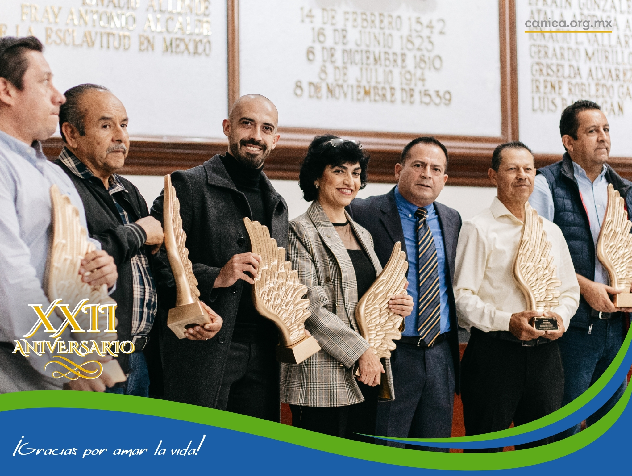 Donantes y benefactores canica recibiendo reconocimientos en el xxii aniversario en palacio municipal de guadalajara