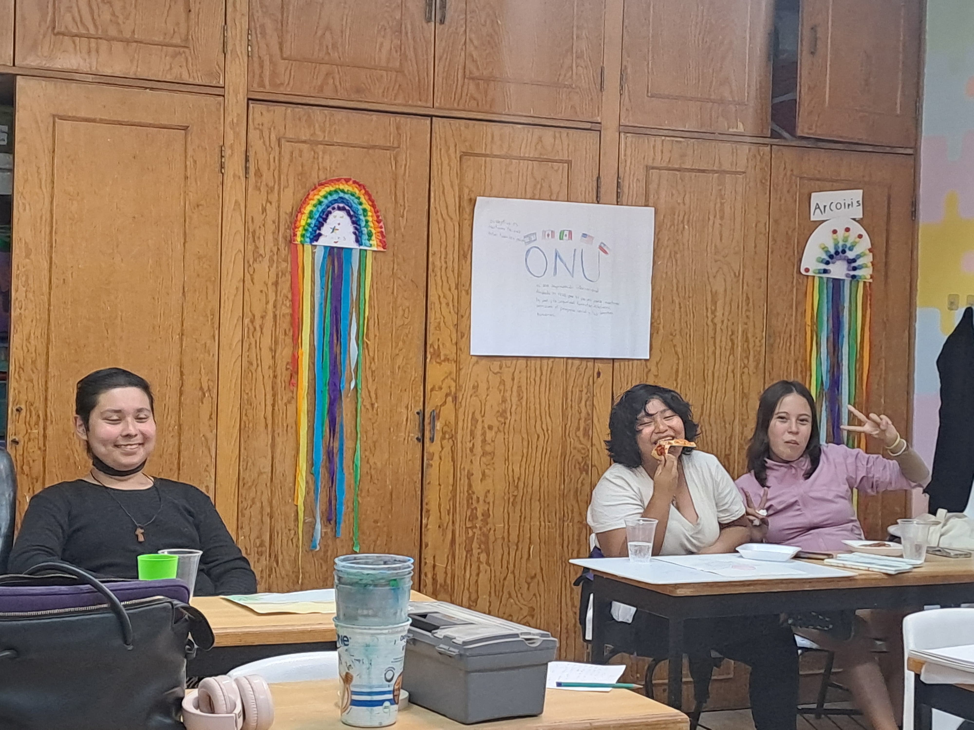 Alumnos de canicarte pintando acuarelas y comiendo pizza Alumnos de canicarte pintando acuarelas y comiendo pizza