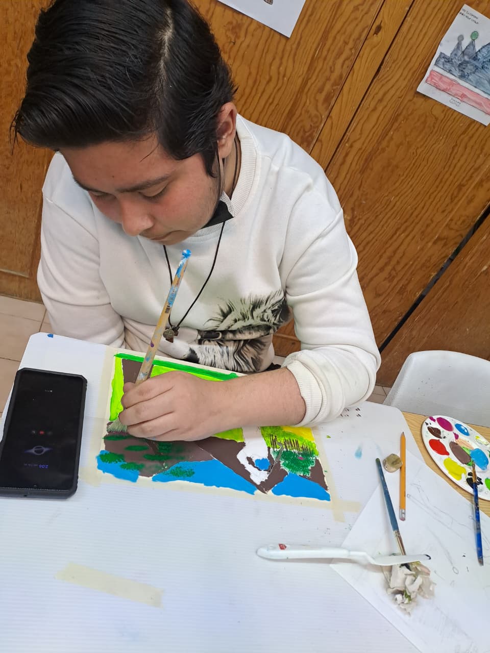 Niñas, niños y adolescentes de CANICA pintando en sesión previa al torneo, liderados por la maestra Lucero.