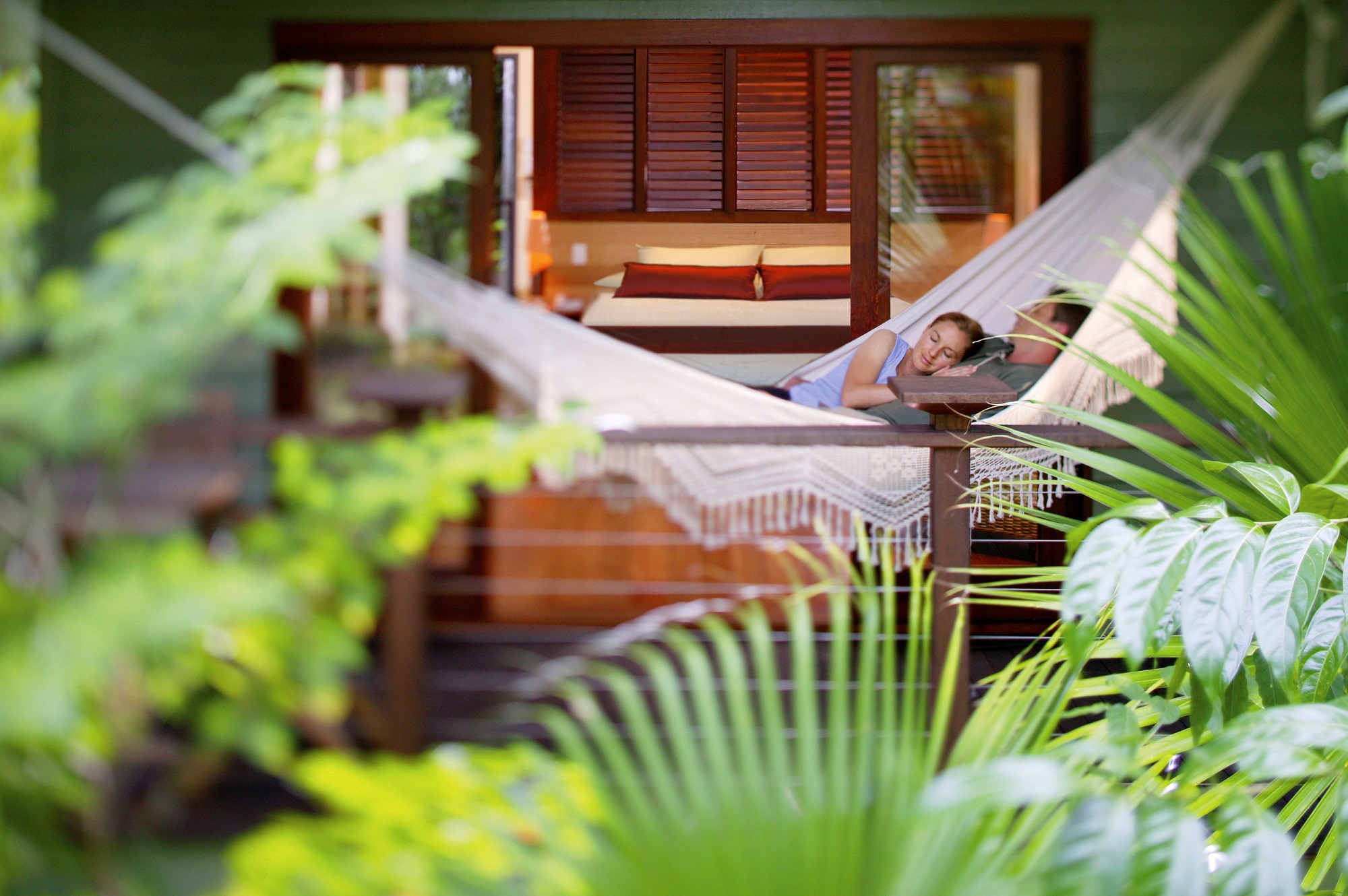 couple relaxing on Australian honeymoon