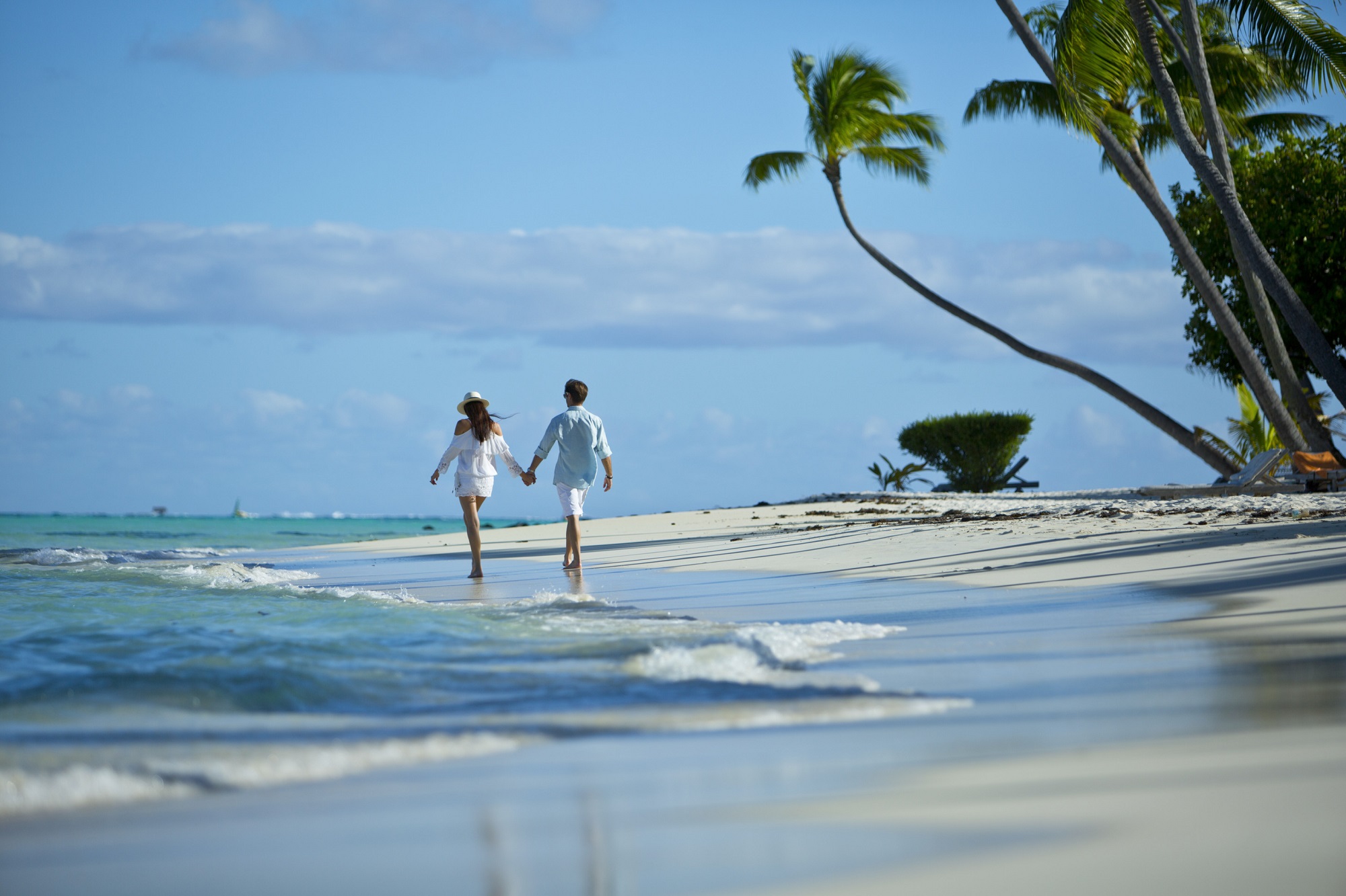 8 Reasons to honeymoon in australia - honeymoon couple on beach in australia