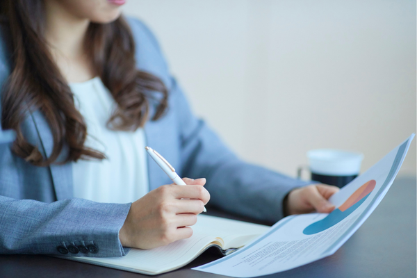 سيدة تحلل بيانات مشروعها وتتخذ قرارات مبنية على فهم عميق للسوق