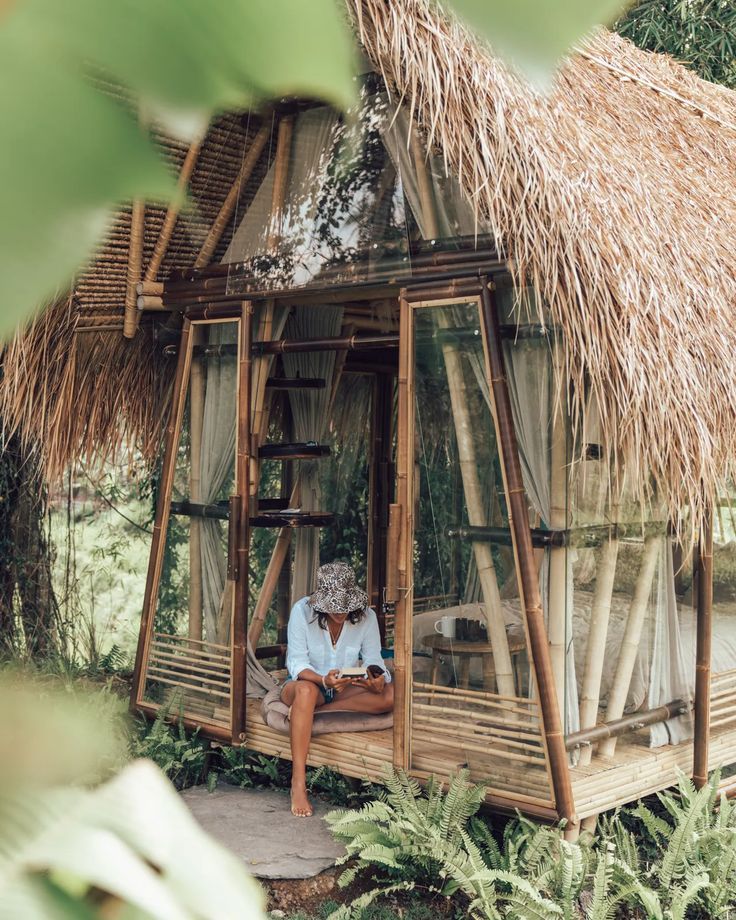 Unregistered leasehold land in Indonesia with a crumbling villa, illustrating risks of no ownership Unregistered leasehold land in Indonesia with a crumbling villa, illustrating risks of no ownership